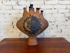 Vaso a più colli di Studio Pottery del metà del secolo scorso con motivo Sun Face