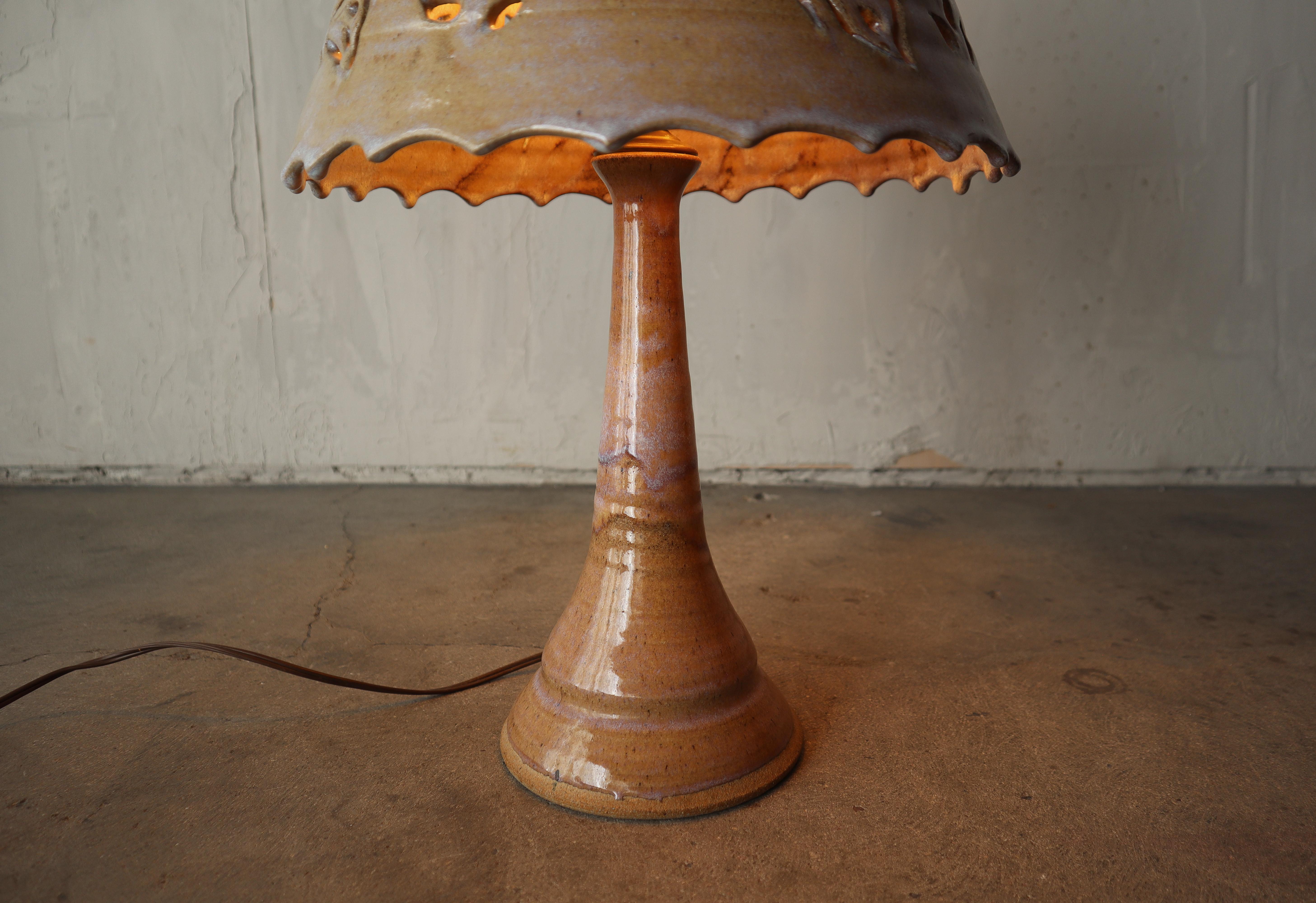 Studio Pottery Steingut-Tischlampe aus der Mitte des Jahrhunderts im Zustand „Gut“ im Angebot in Las Vegas, NV