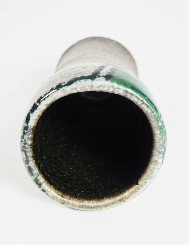 Vaso in gres di Studio Pottery del Mid Century - Dipinto a mano - Firmato - Anni '70 Circa In condizioni buone in vendita a Chatham, ON