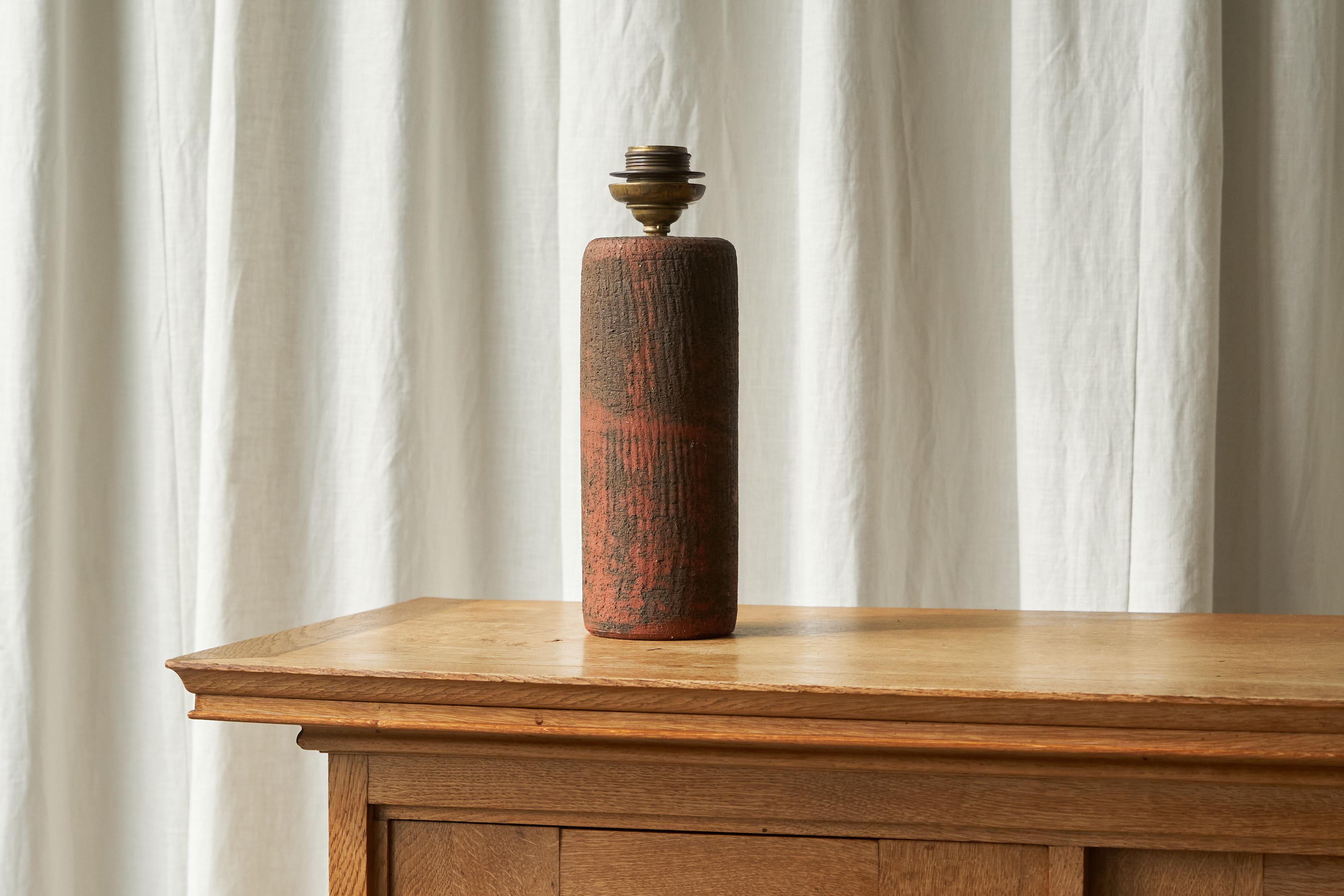 Mid-Century Studio Pottery-Tischlampe aus Chamotte-Keramik mit Rattanschirm, 1950er Jahre (Europäisch) im Angebot