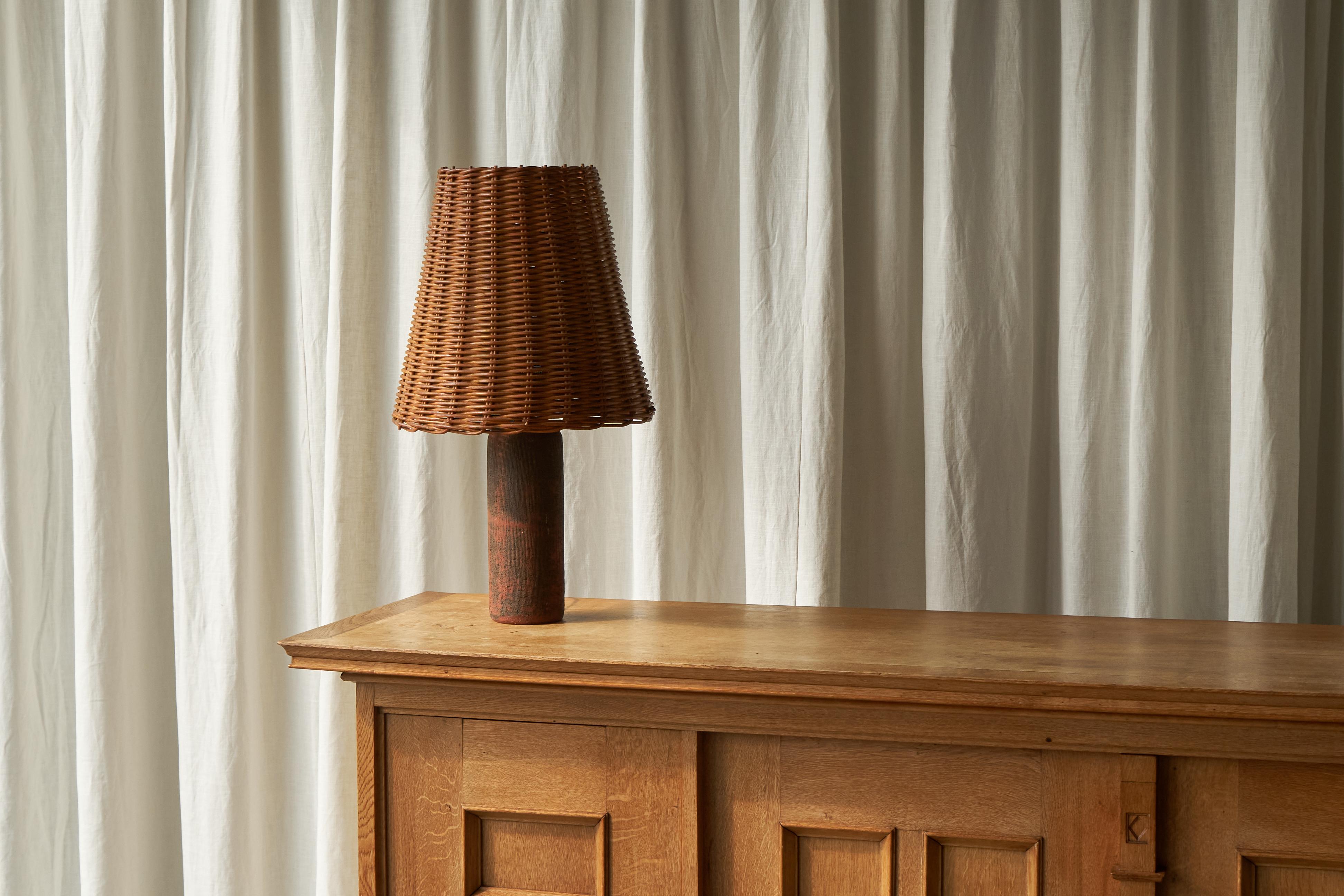 Mid-Century Studio Pottery-Tischlampe aus Chamotte-Keramik mit Rattanschirm, 1950er Jahre (Handgefertigt) im Angebot