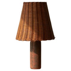Lampe de table en argile chamottée avec abat-jour en rotin, Studio Pottery, années 1950
