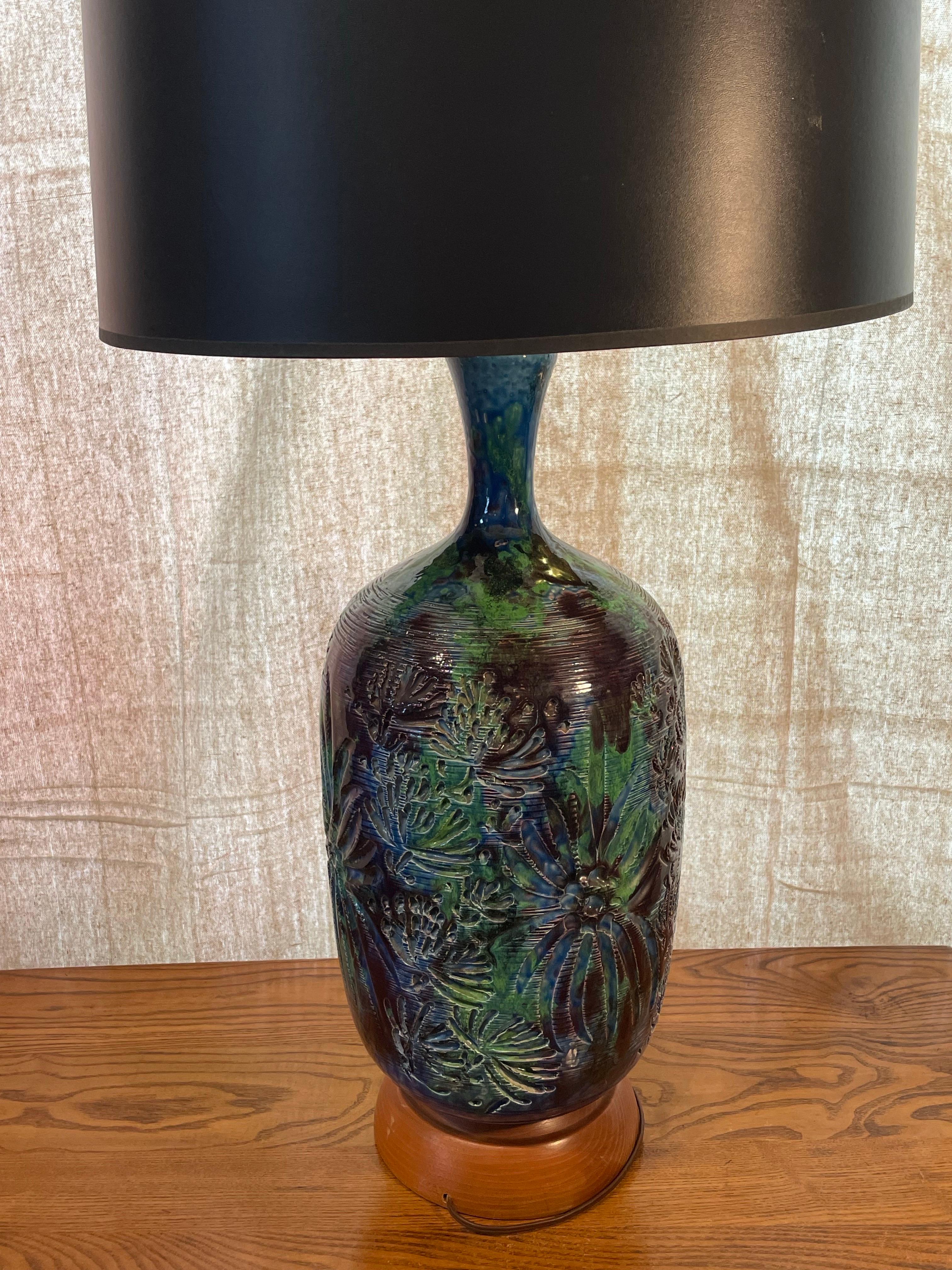 Lámpara de sobremesa de cerámica Studio Pottery de mediados de siglo con esmalte floral esculpido y base de madera Moderno de mediados de siglo en venta