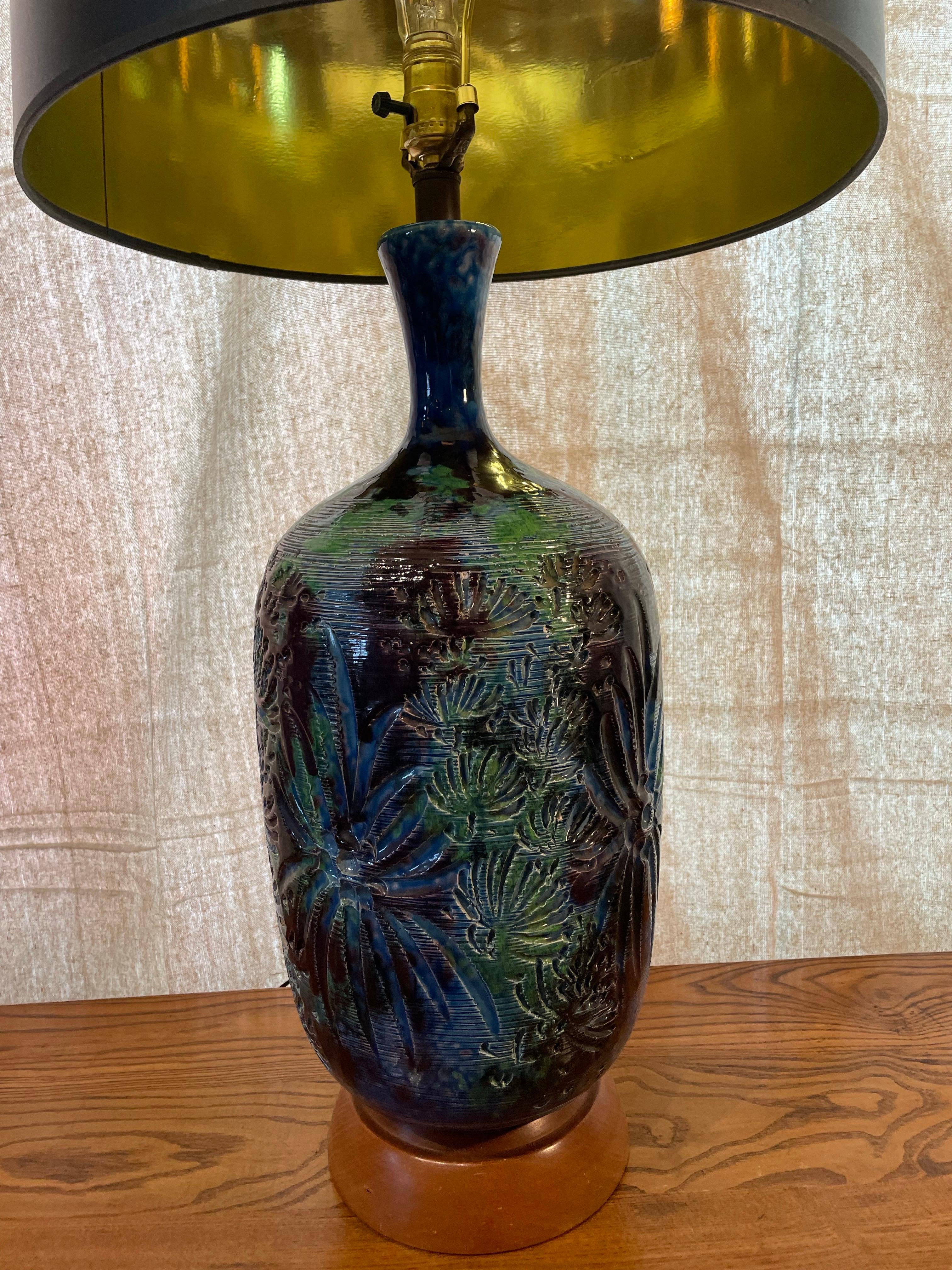 Lámpara de sobremesa de cerámica Studio Pottery de mediados de siglo con esmalte floral esculpido y base de madera en Bueno estado para la venta en Northport, MI