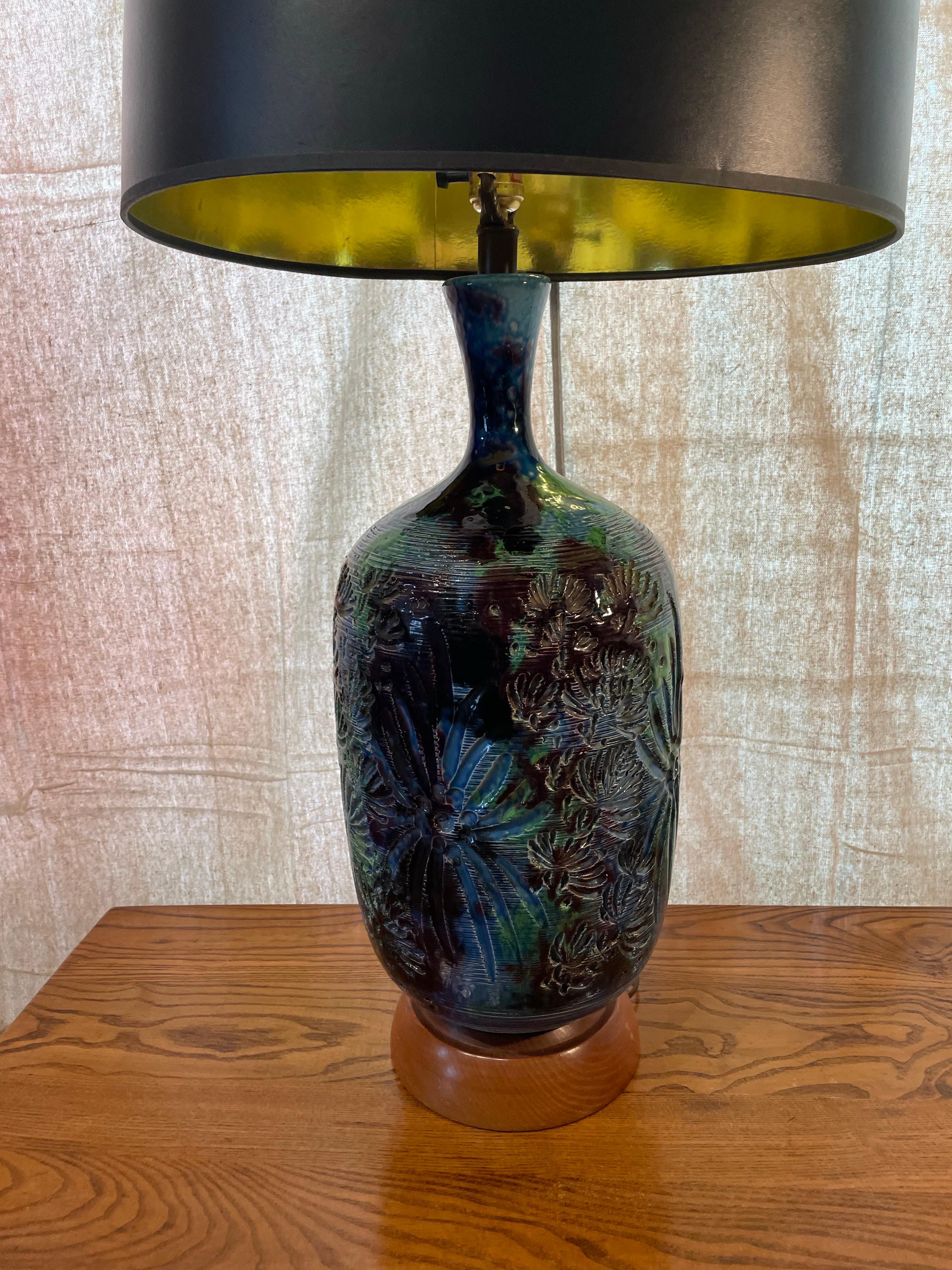 Lámpara de sobremesa de cerámica Studio Pottery de mediados de siglo con esmalte floral esculpido y base de madera Cerámico en venta