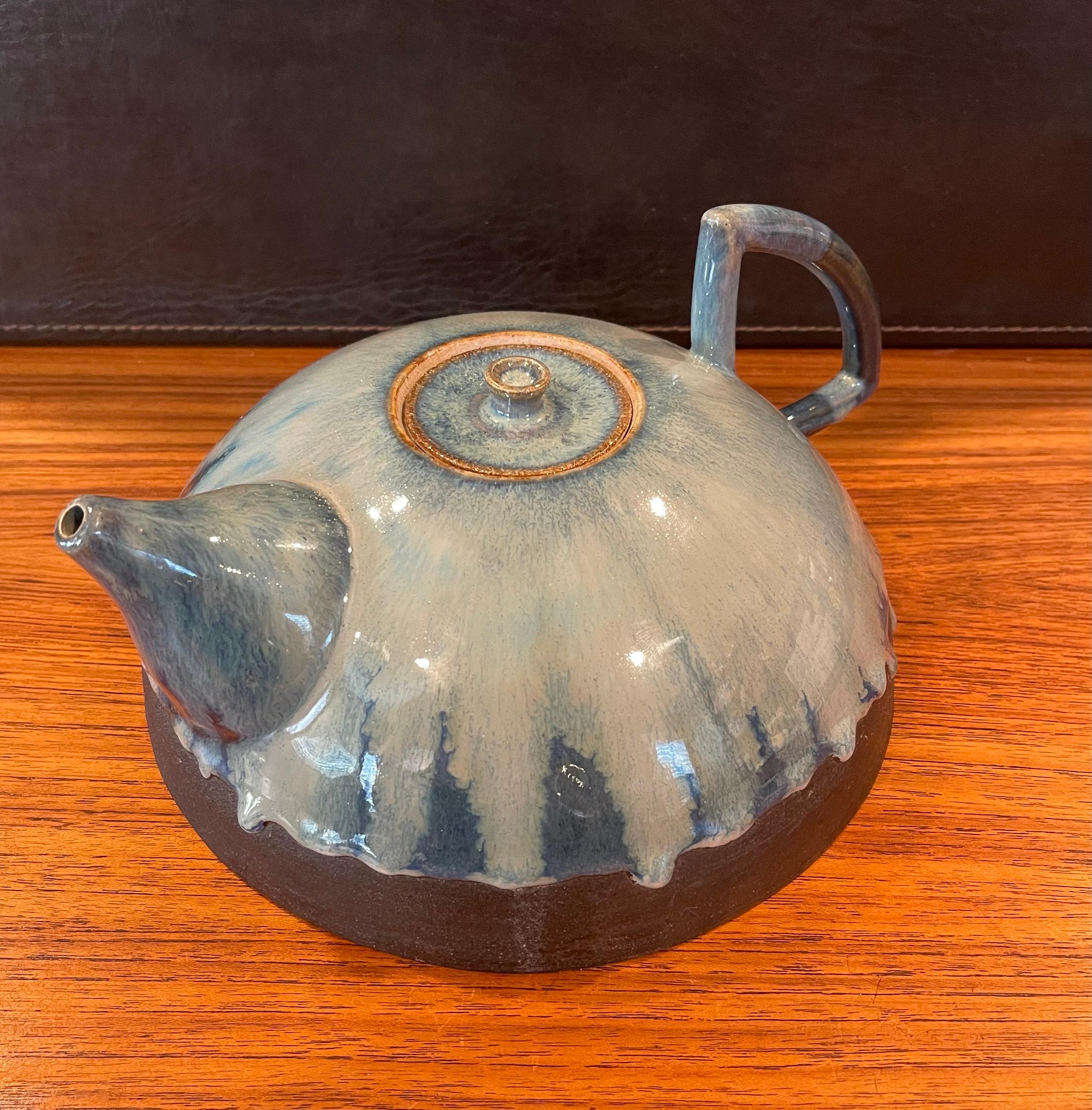 Mid-Century Studio Pottery Teekanne mit blauer Lavaglasur (Moderne der Mitte des Jahrhunderts) im Angebot
