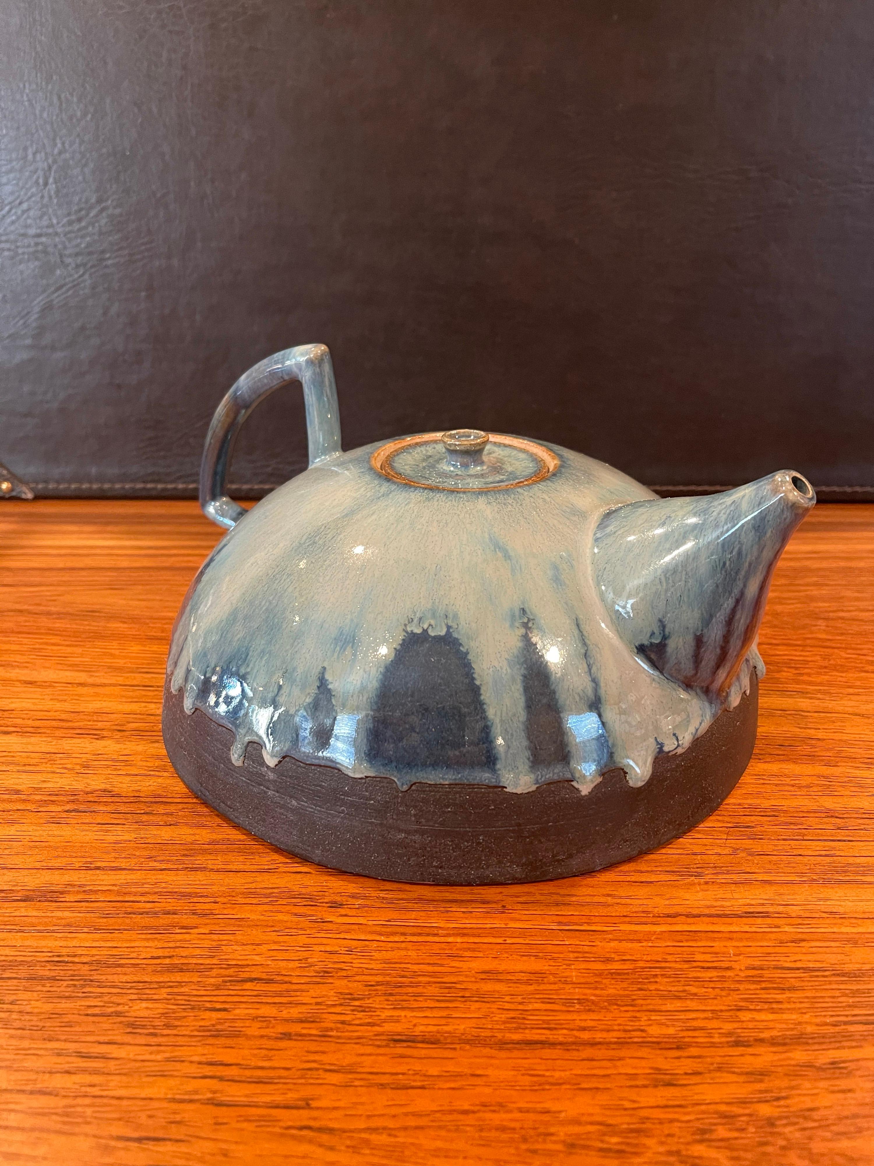 Mid-Century Studio Pottery Teekanne mit blauer Lavaglasur (amerikanisch) im Angebot