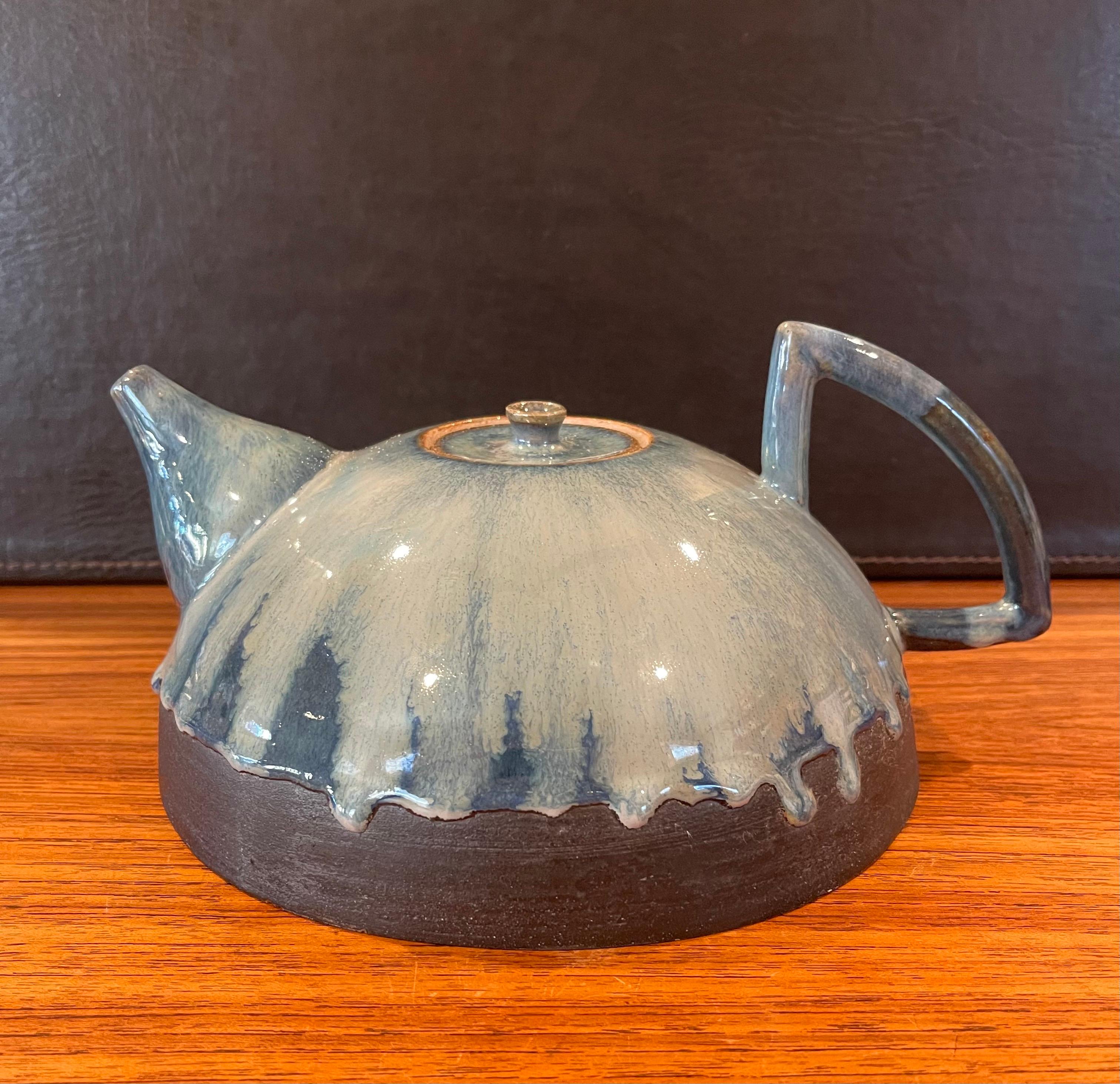 Mid-Century Studio Pottery Teekanne mit blauer Lavaglasur (Töpferwaren) im Angebot