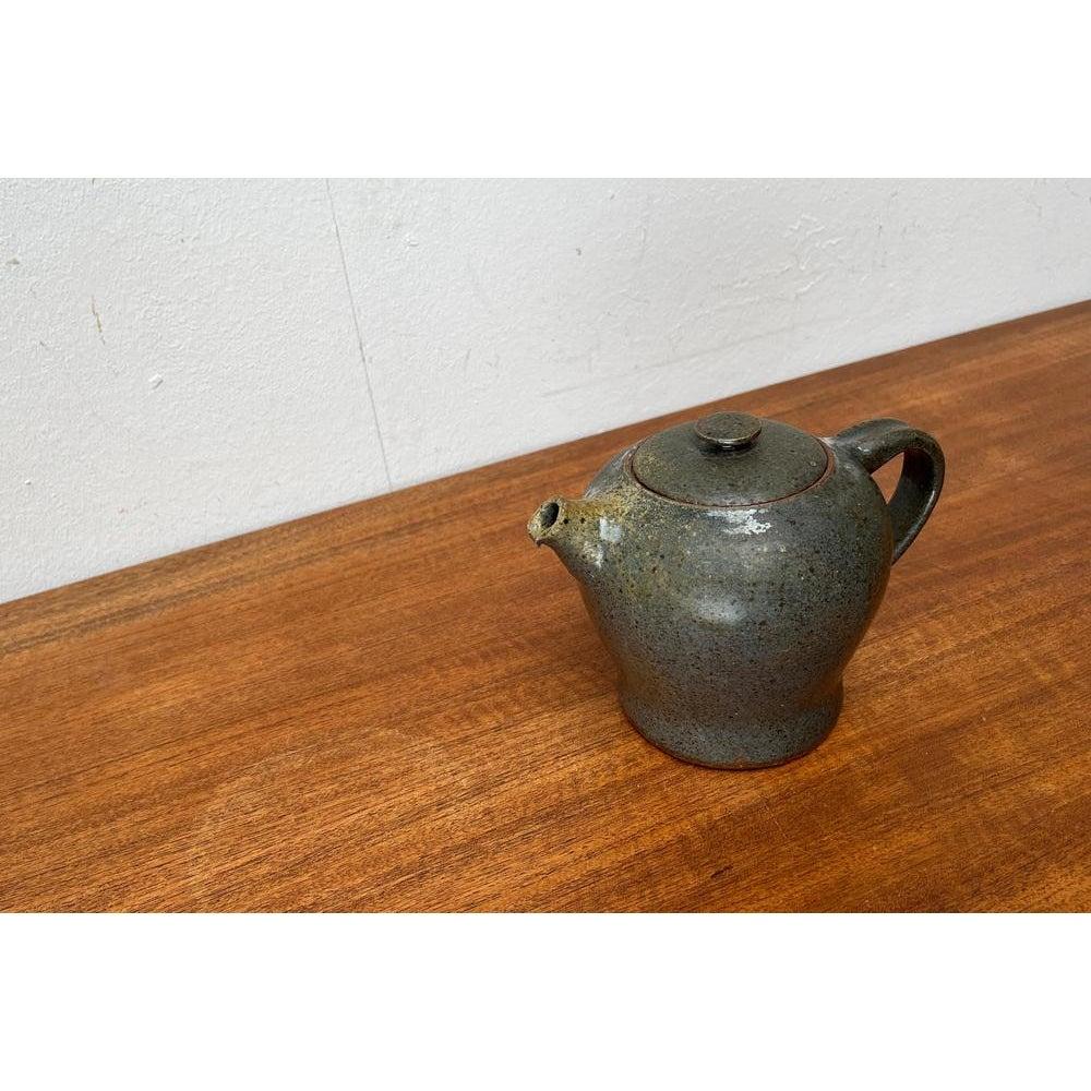 Mid-Century Studio Pottery Teekanne von Kirsten Pottery, Ørum, Dänemark, 1960er Jahre, in sehr gutem Zustand. Entworfen 1960 bis 1969 Dieses Stück ist mit einer Zuordnungsmarke versehen Es ist vollständig authentisch 

Zusätzliche