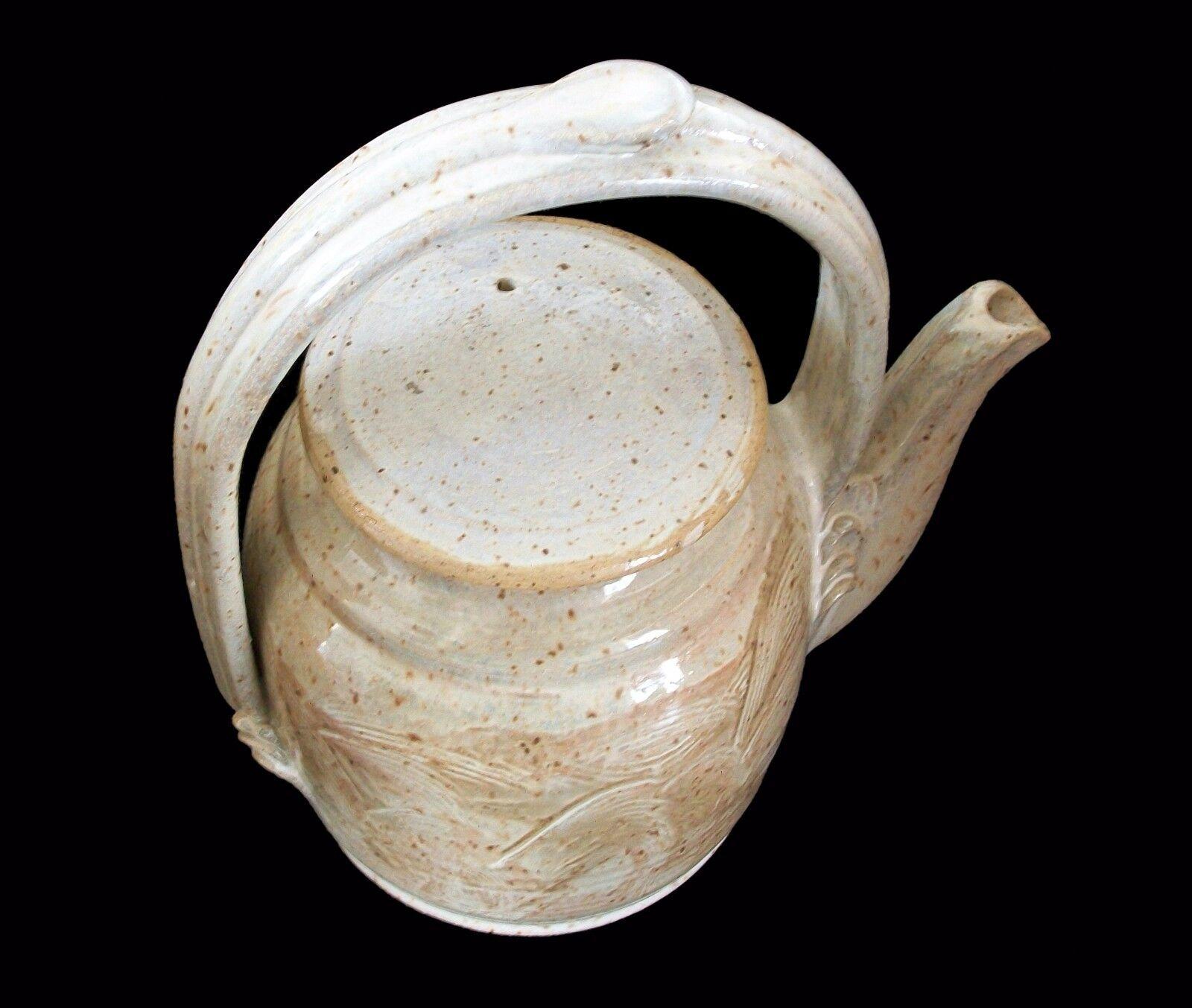Studio Pottery Teekanne aus der Jahrhundertmitte, undeutlich signiert, Kanada, ca. 1970er Jahre im Zustand „Gut“ im Angebot in Chatham, ON