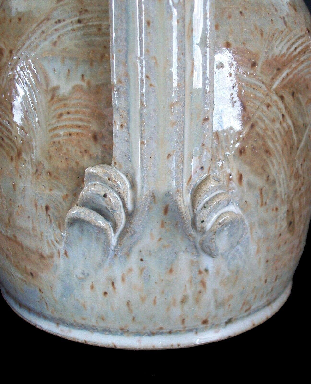 Studio Pottery Teekanne aus der Jahrhundertmitte, undeutlich signiert, Kanada, ca. 1970er Jahre (Keramik) im Angebot