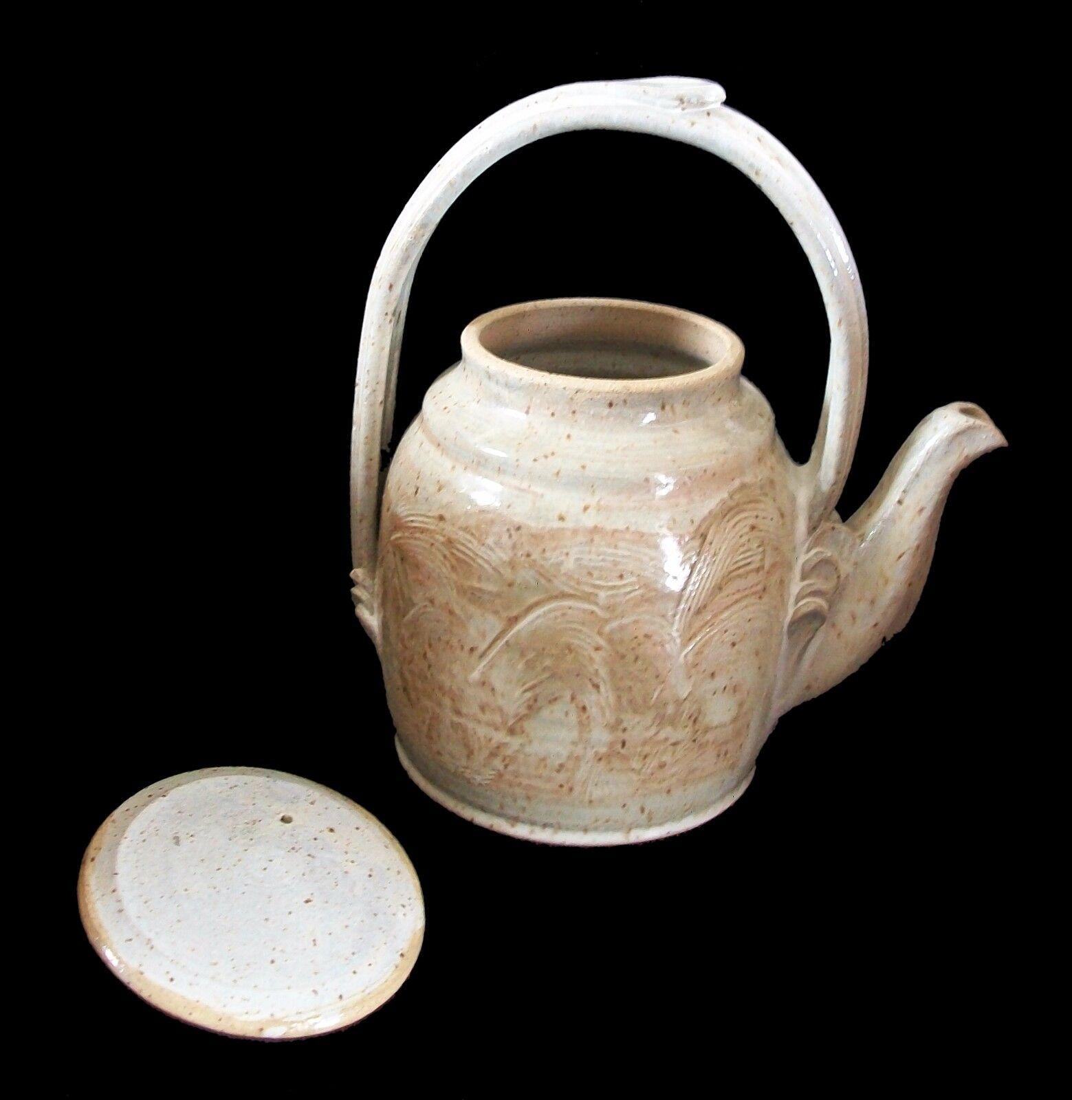 Studio Pottery Teekanne aus der Jahrhundertmitte, undeutlich signiert, Kanada, ca. 1970er Jahre im Angebot 1