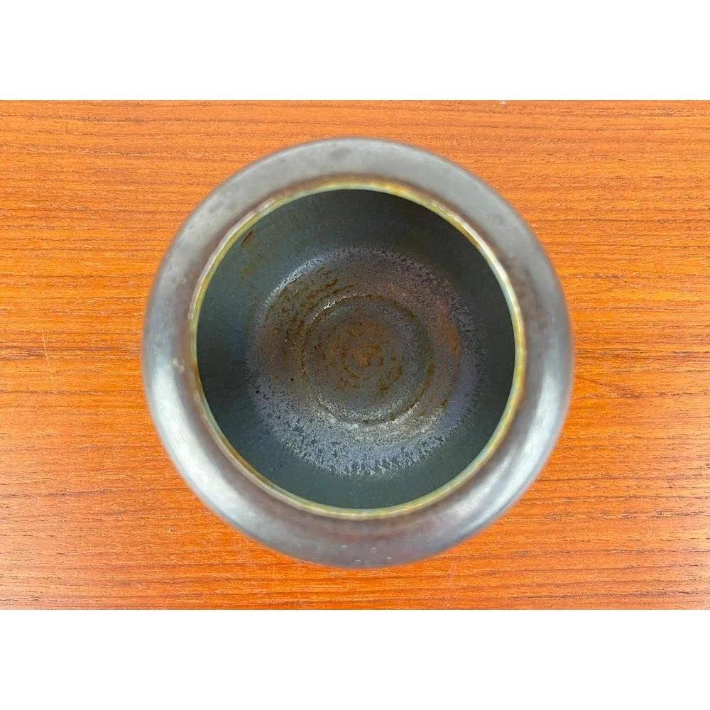 Vaso di Studio Pottery tedesco di metà secolo di Janne Reckert Cordua, anni '60, in ottime condizioni. Progettato tra il 1960 e il 1969 Questo pezzo ha un marchio di attribuzione.

Informazioni aggiuntive:
Materiali: Ceramica
Colore: nero
Stili: