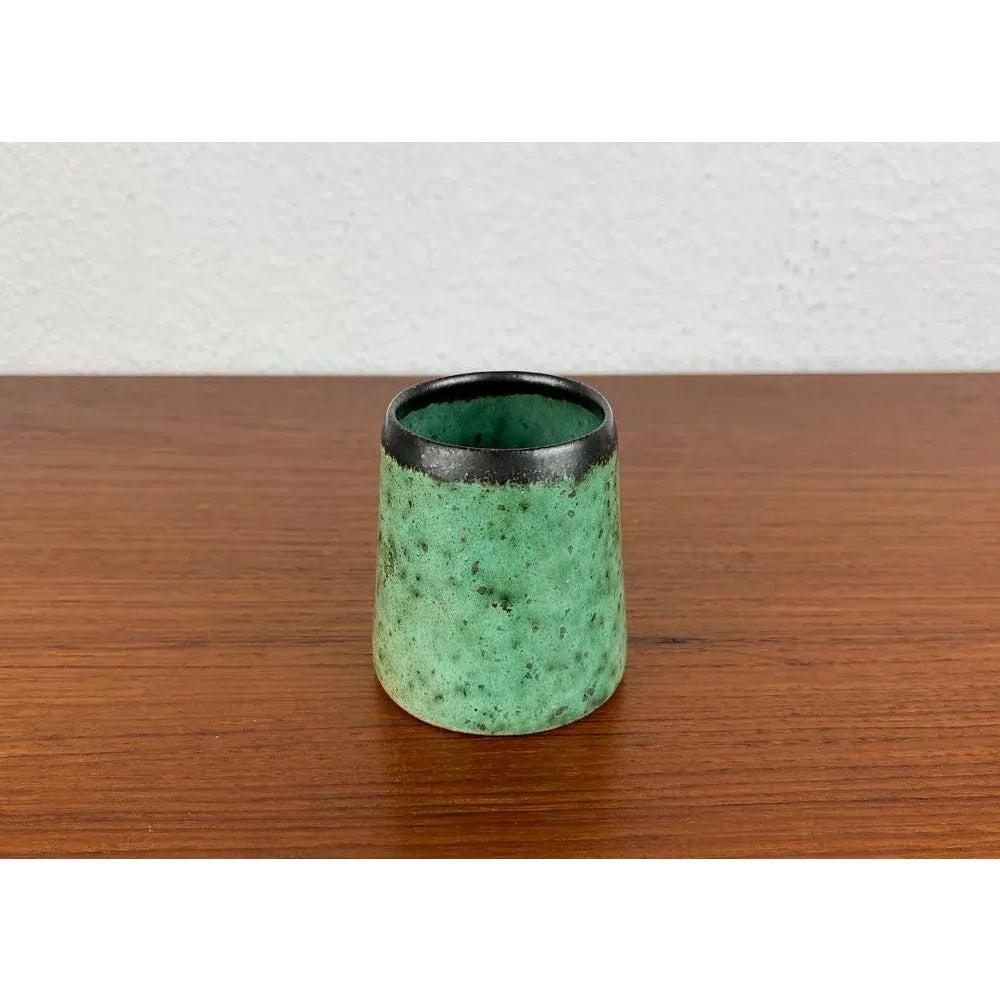 Vaso di Studio Pottery di Monika Maetzel, 1960, in ottime condizioni. Progettato tra il 1960 e il 1969 Questo pezzo ha un marchio di attribuzione.

Informazioni aggiuntive:
Materiali: Ceramica
Colore: nero
Stili: Medioevo Moderno
Paese di origine: