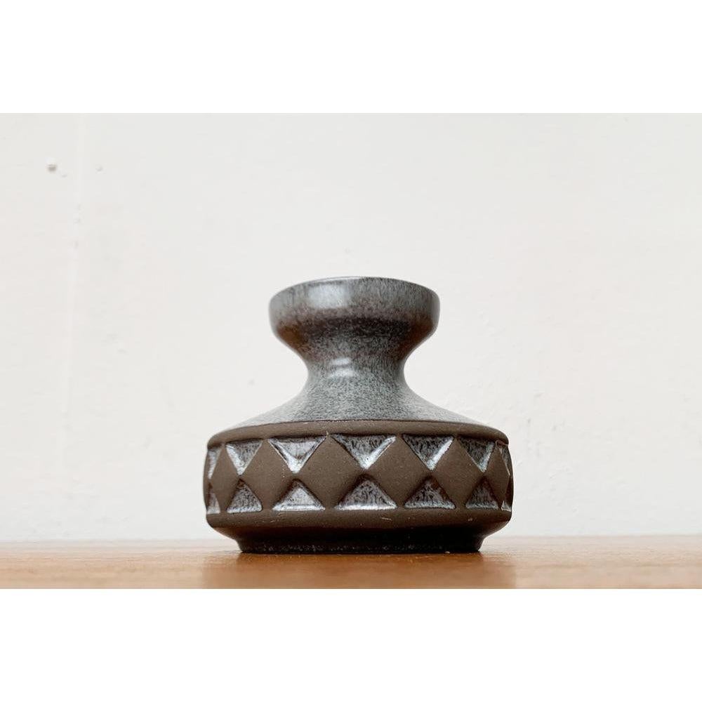 Vaso di Studio Pottery danese di metà secolo di Frank Keramik, anni '60, in ottime condizioni. Progettato tra il 1960 e il 1969 Questo pezzo ha un marchio di attribuzione.

Informazioni aggiuntive:
Materiali: Ceramica
Colore: marrone
Stili: Medioevo