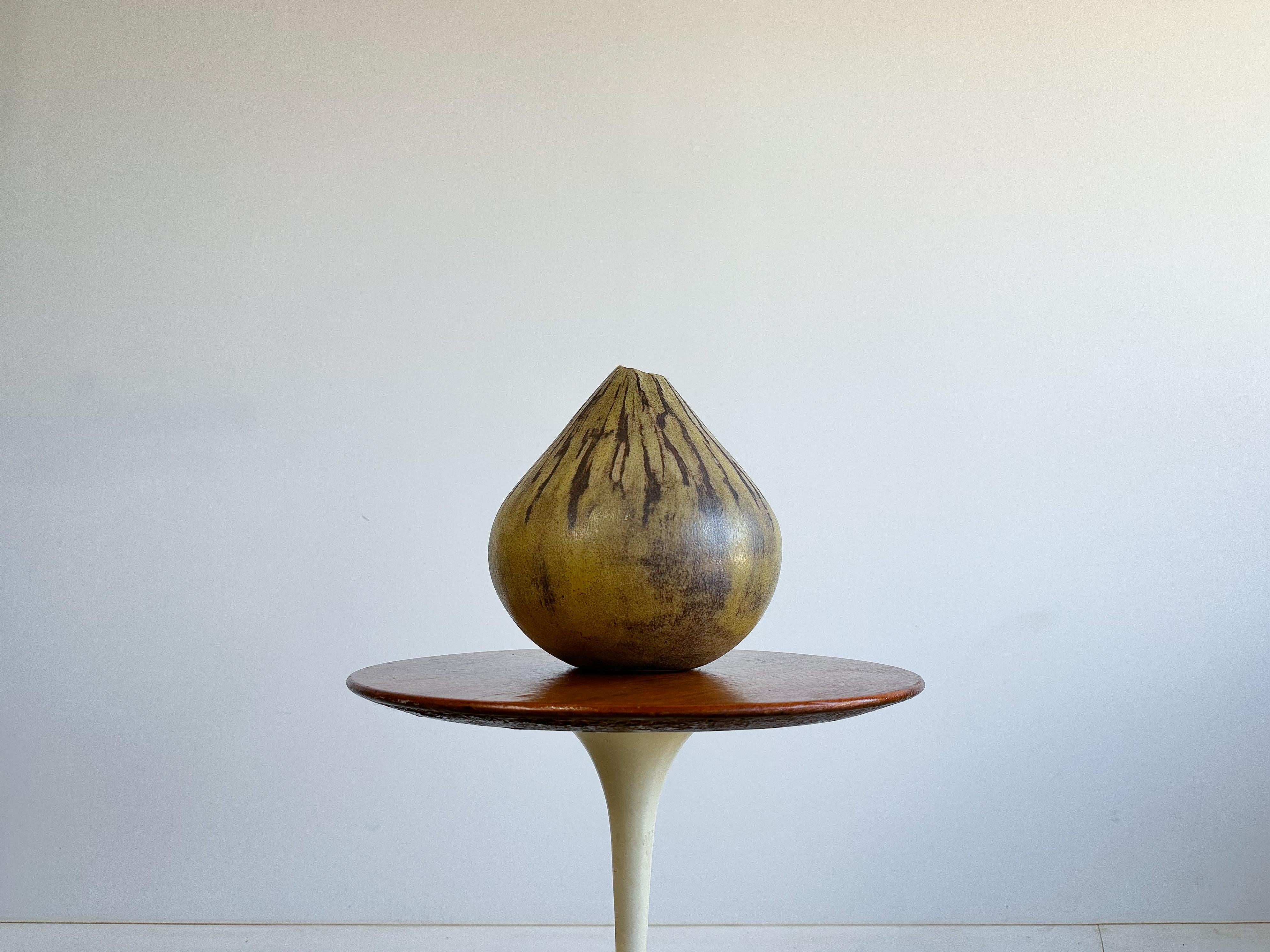 Un vase en céramique tourné à la main avec une belle forme et une belle glaçure. La glaçure mouchetée est d'une couleur et d'une texture magnifiques. Une belle pièce d'accent qui s'intègre dans une variété de décors.

Signé D. Murray, 1971.