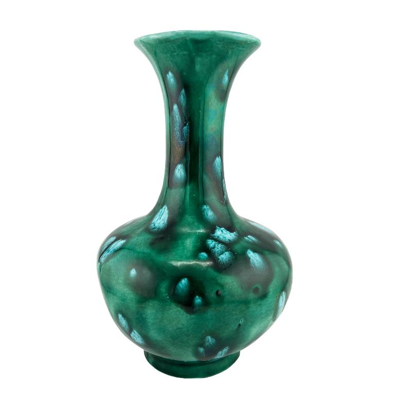 Aggiungi un tocco di colore audace e di eleganza scultorea al tuo spazio con questo vaso di Studio Pottery della metà del secolo scorso, caratterizzato da un'affascinante smaltatura verde a goccia con sfumature di turchese, verde acqua e verde
