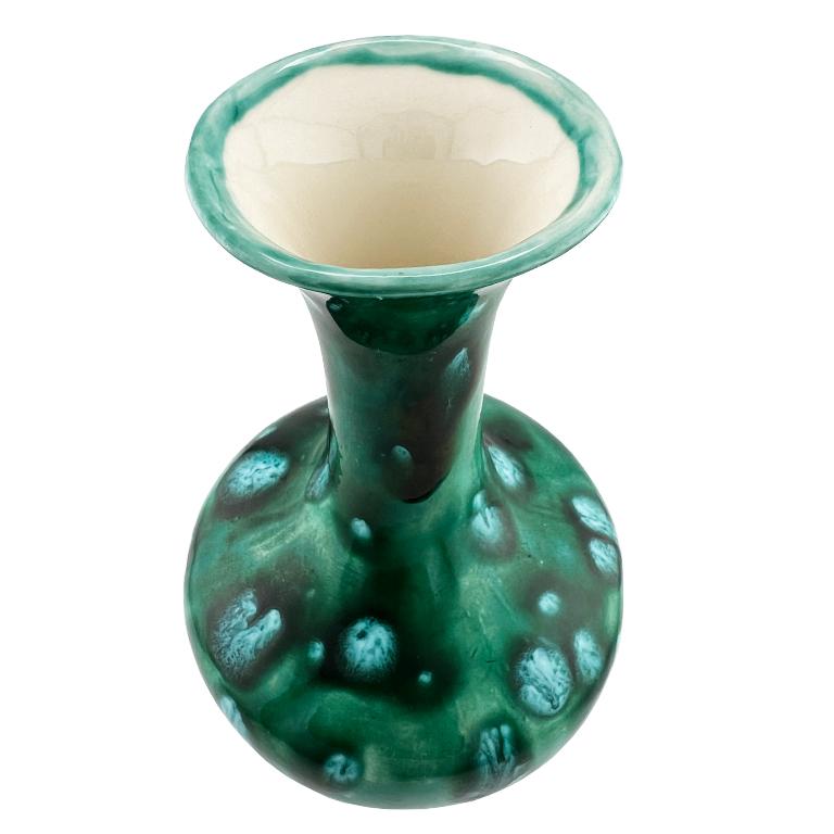 Vaso di Studio Pottery di metà secolo con smalto verde a goccia, firmato 1176 In condizioni buone in vendita a Oklahoma City, OK