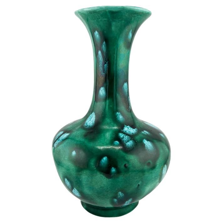 Vaso di Studio Pottery di metà secolo con smalto verde a goccia, firmato 1176 in vendita