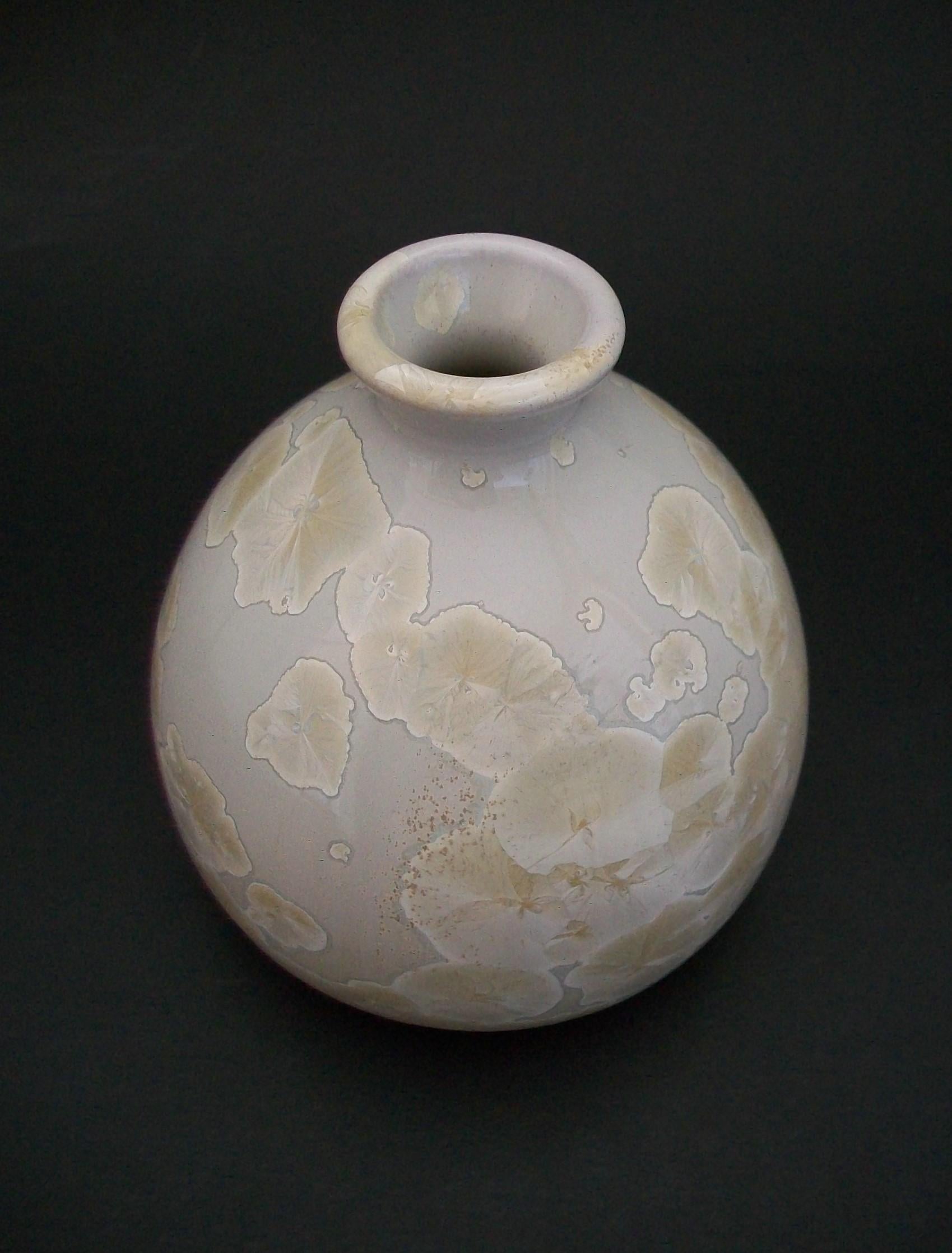 Canadien Vase en poterie d'atelier du milieu du siècle avec glaçure cristalline - Canada - vers 1970 en vente