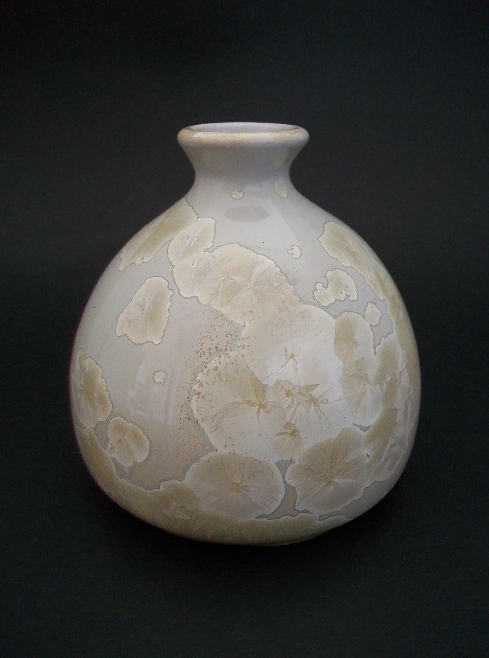 Vernissé Vase en poterie d'atelier du milieu du siècle avec glaçure cristalline - Canada - vers 1970 en vente