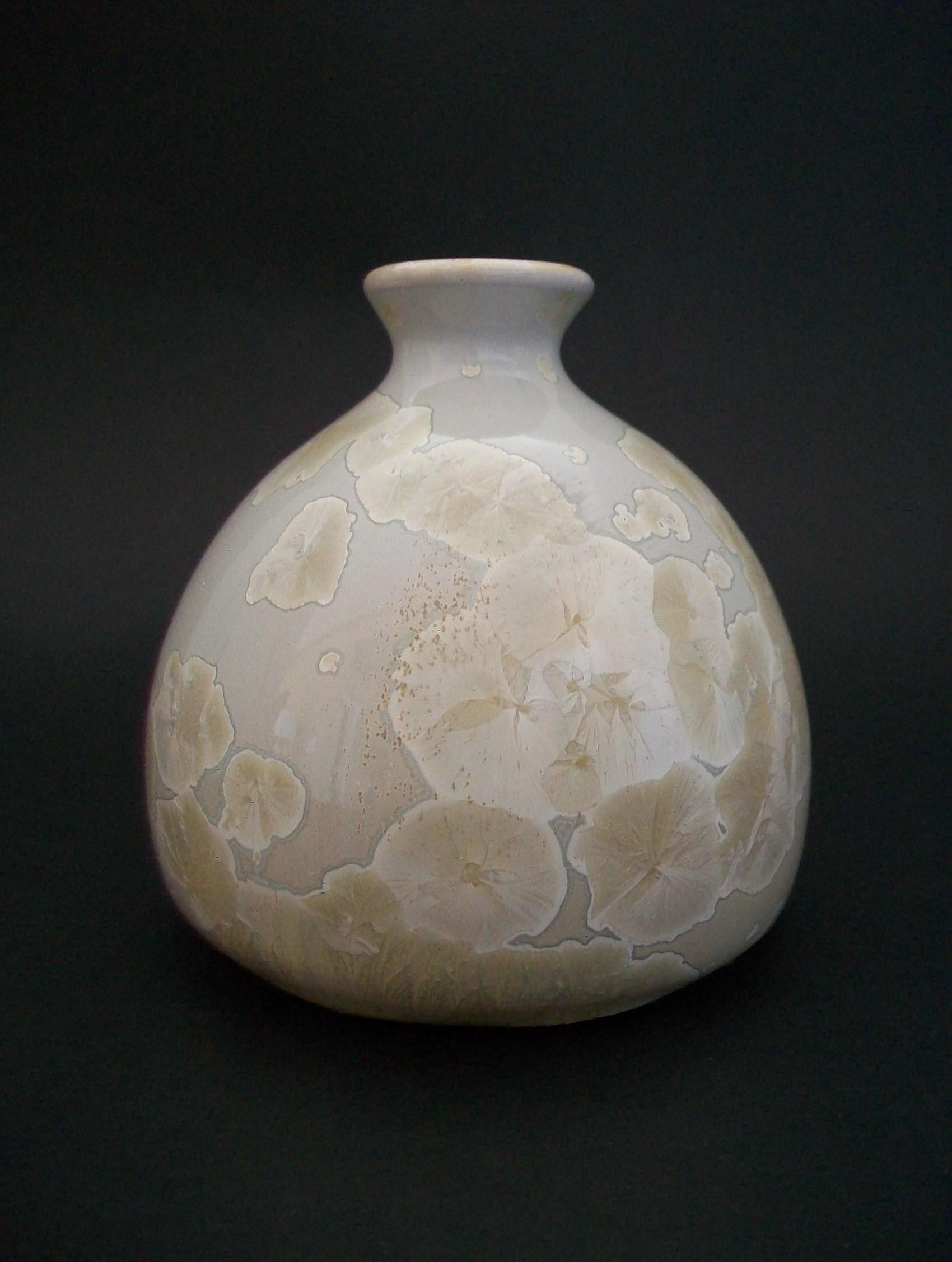 Vase en poterie d'atelier du milieu du siècle avec glaçure cristalline - Canada - vers 1970 Bon état - En vente à Chatham, ON