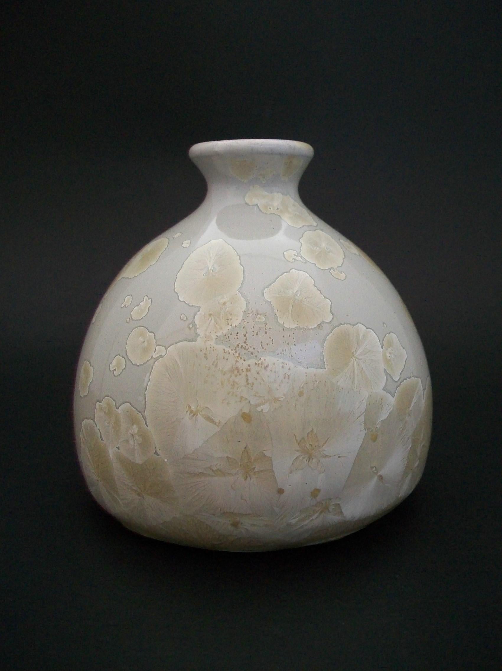 20ième siècle Vase en poterie d'atelier du milieu du siècle avec glaçure cristalline - Canada - vers 1970 en vente