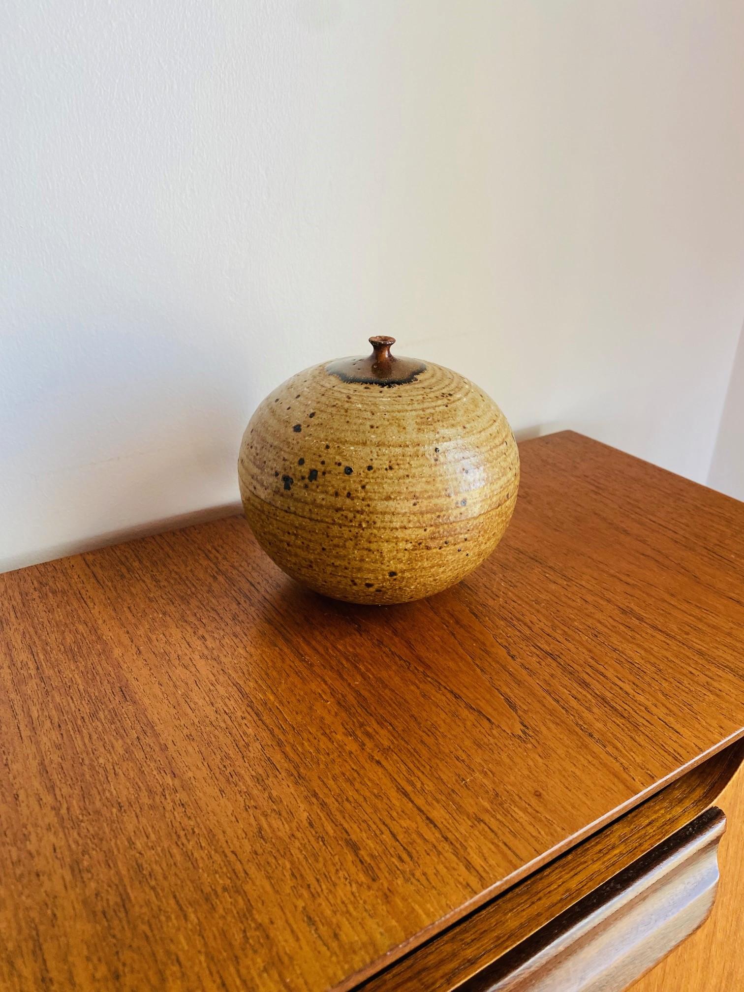 Mid Century Studio Pottery Weed Pot in the style of Jerry Glenn In Good Condition For Sale In San Diego, CA