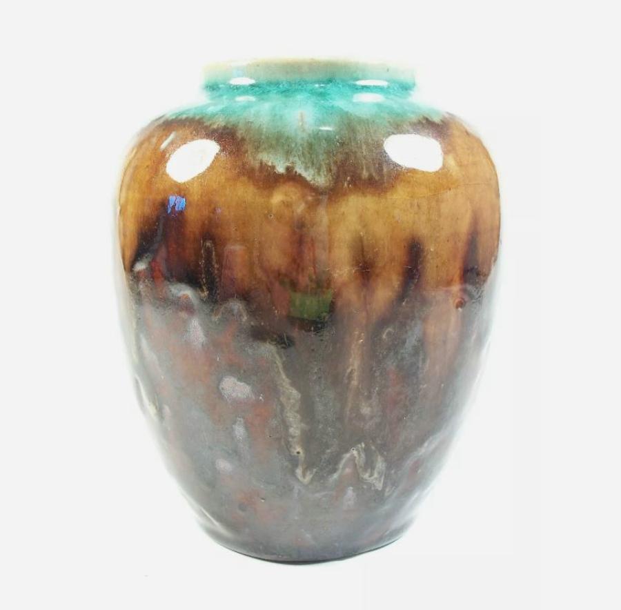 Vaso in gres di Studio Pottery della metà del secolo - turchese esperto con interno e smalto marrone - non firmato - fine del XX secolo.

Eccellenti condizioni d'epoca - nessuna perdita - nessun danno - nessun restauro - lievi imperfezioni del corpo