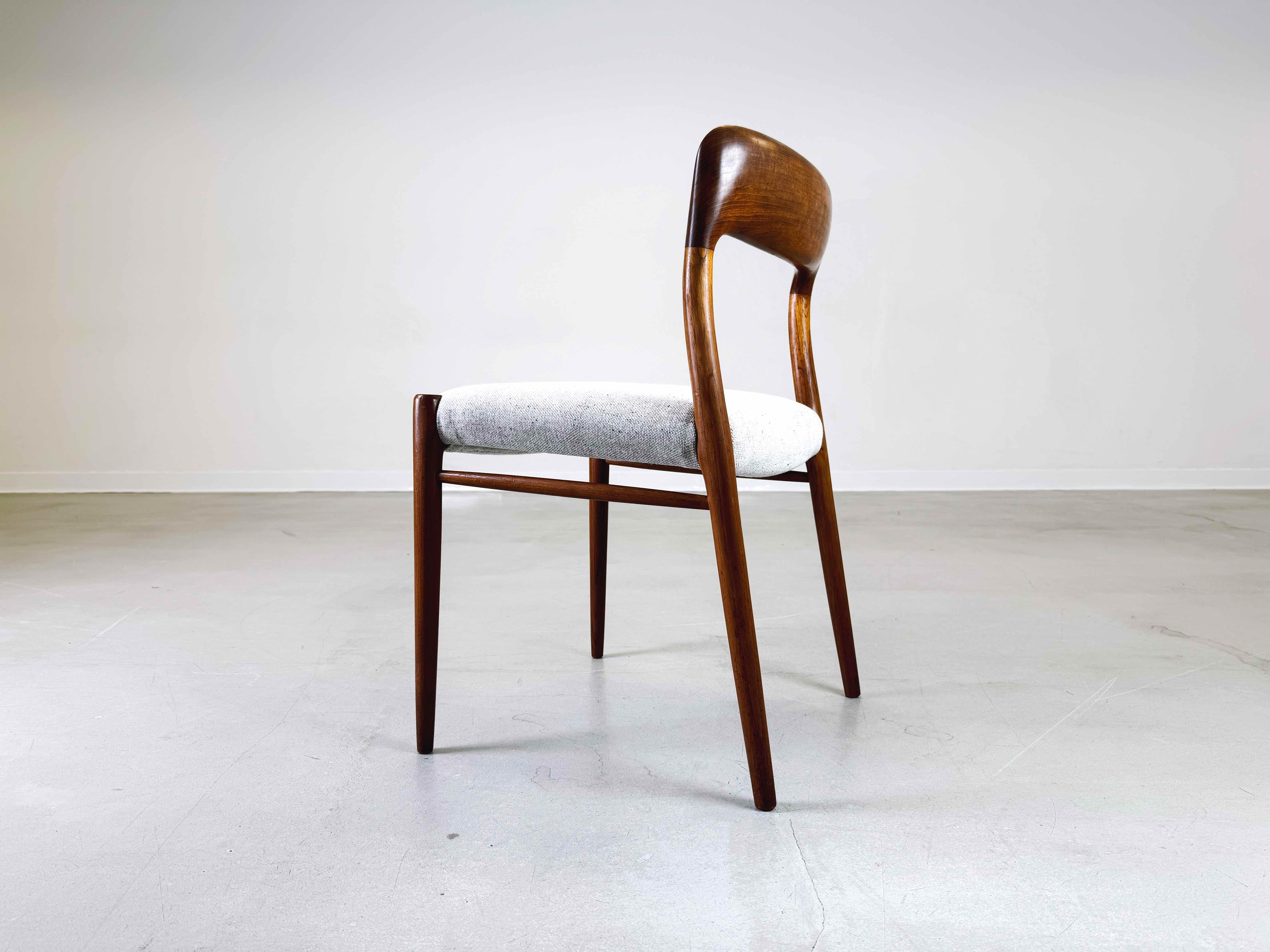 Mitte des Jahrhunderts Stuhl J.L. Møllers Møbelfabrik Niels O Møller Modell 75 Teak (Geölt) im Angebot