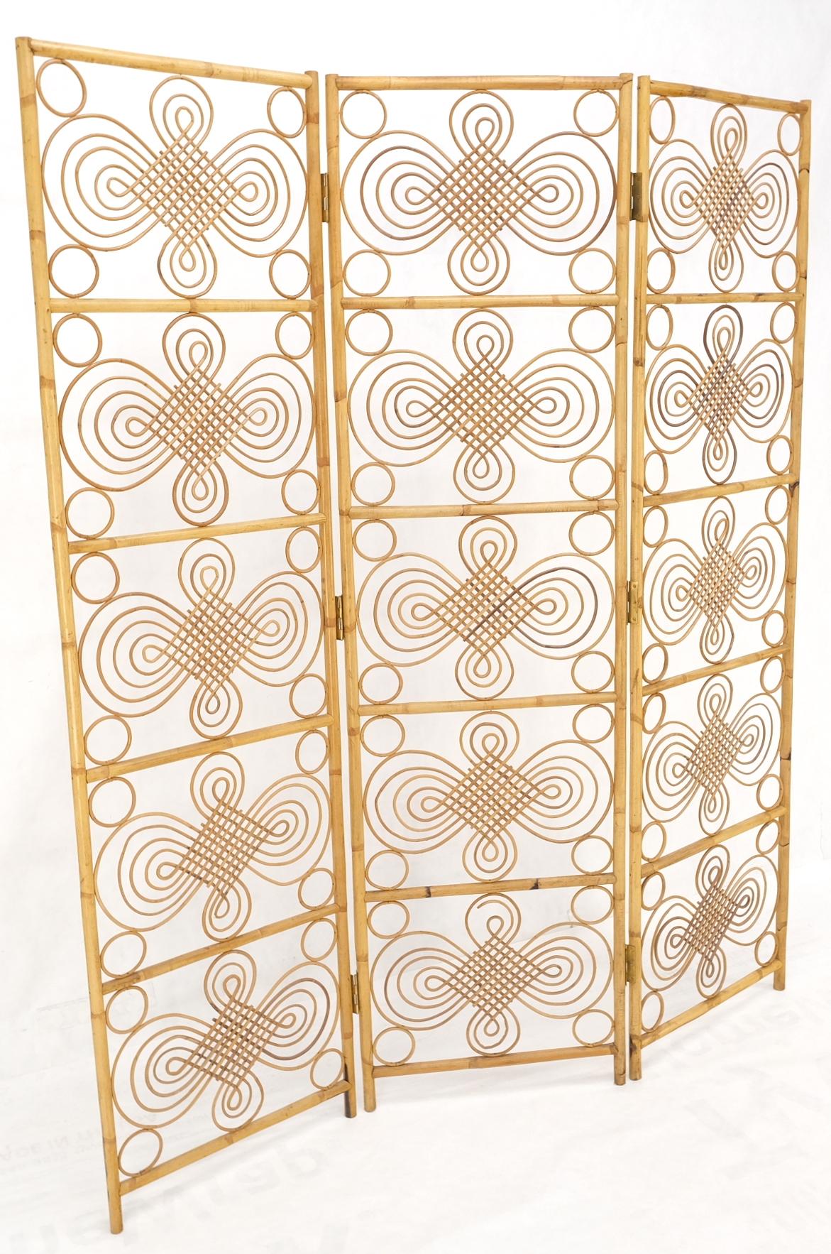 Mid Century Stunning Pattern Three Panel Bamboo Rattan Room Divider Screen Mint In Good Condition For Sale In Rockaway, NJ