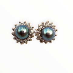 Ohrstecker im Mid-Century-Stil mit 7 mm großer dunkelgrauer Zuchtperle und Diamant-Halo-Fassung