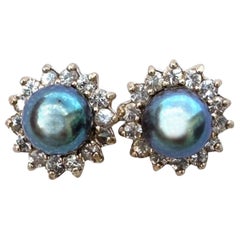 Ohrstecker im Mid-Century-Stil mit 7 mm großer dunkelgrauer Zuchtperle und Diamant-Halo-Fassung