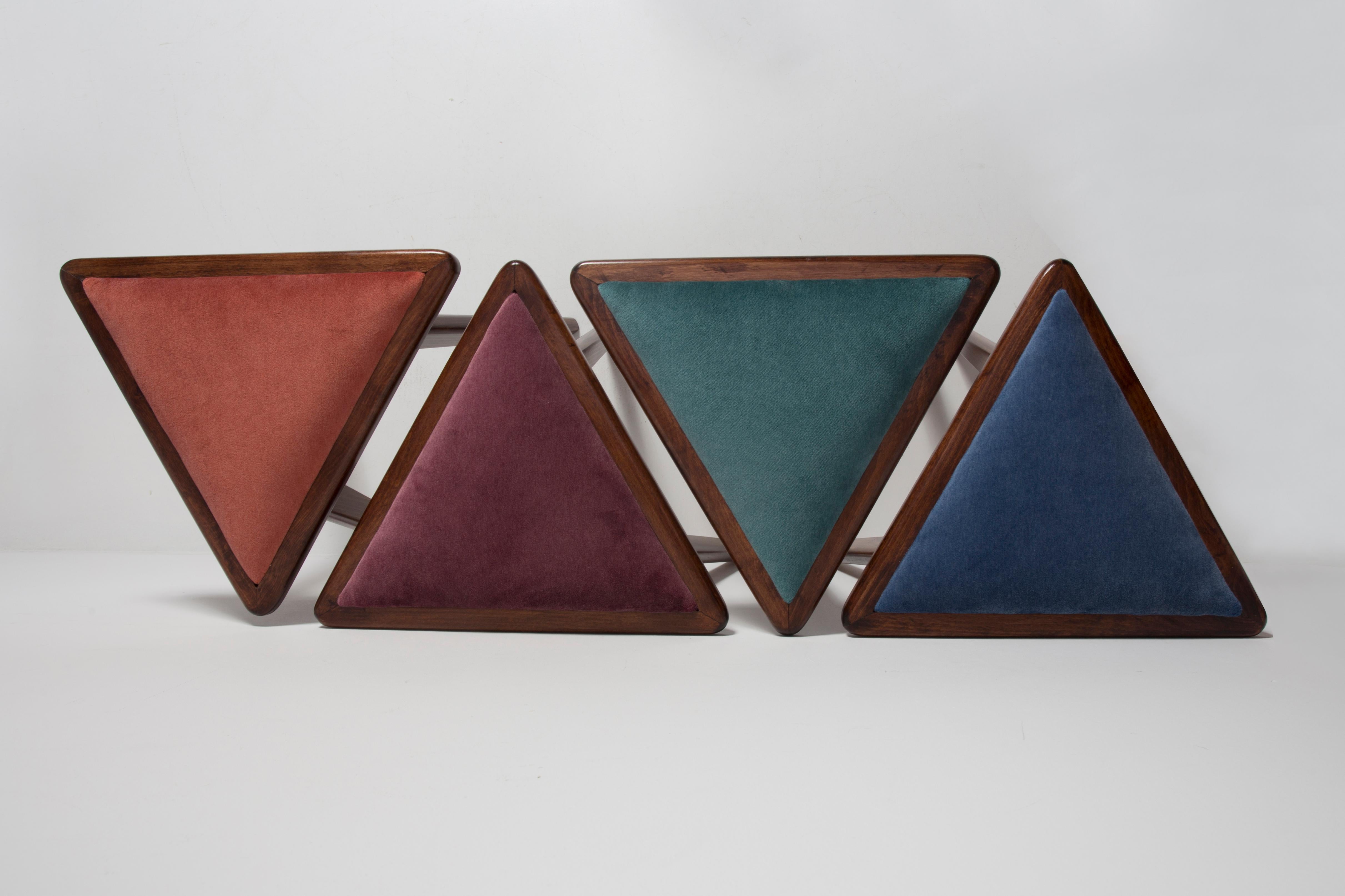 Mid-Century Modern Tabouret triangulaire en velours acqua de style mi-siècle moderne, par Vintola Studio, Europe en vente