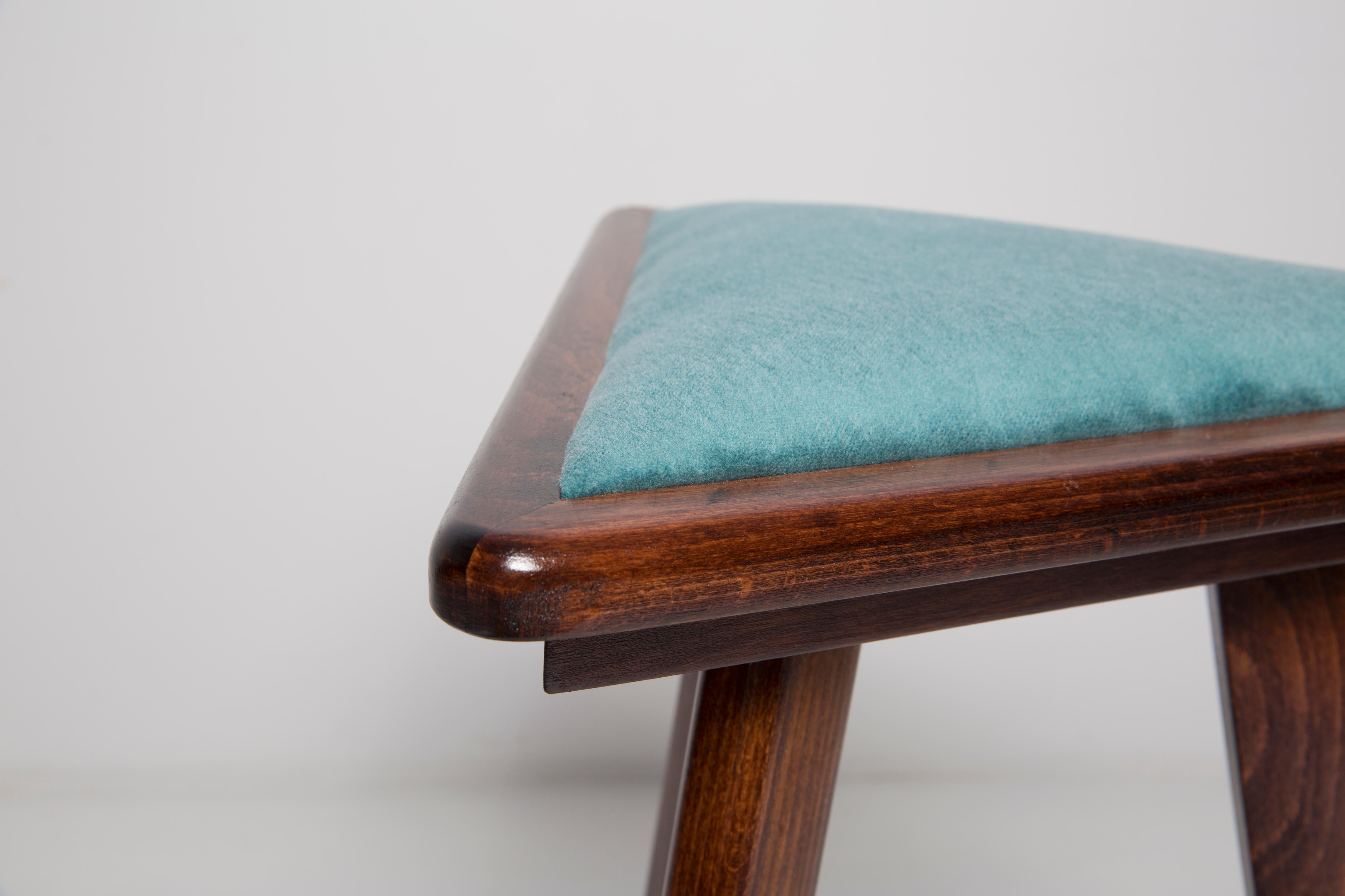 XXIe siècle et contemporain Tabouret triangulaire en velours acqua de style mi-siècle moderne, par Vintola Studio, Europe en vente