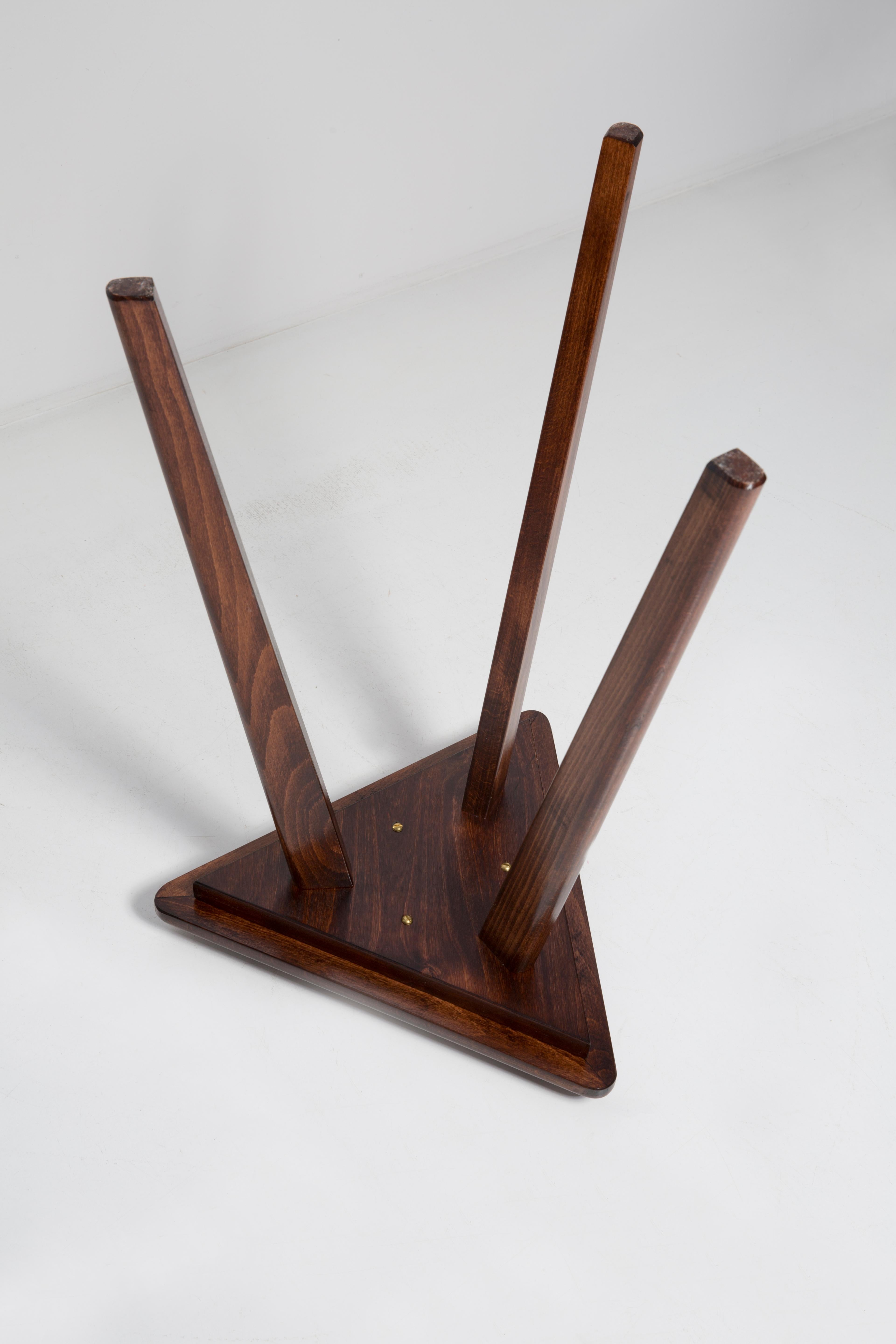 Tabouret triangulaire en velours acqua de style mi-siècle moderne, par Vintola Studio, Europe en vente 1