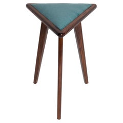 Tabouret triangulaire en velours acqua de style mi-siècle moderne, par Vintola Studio, Europe