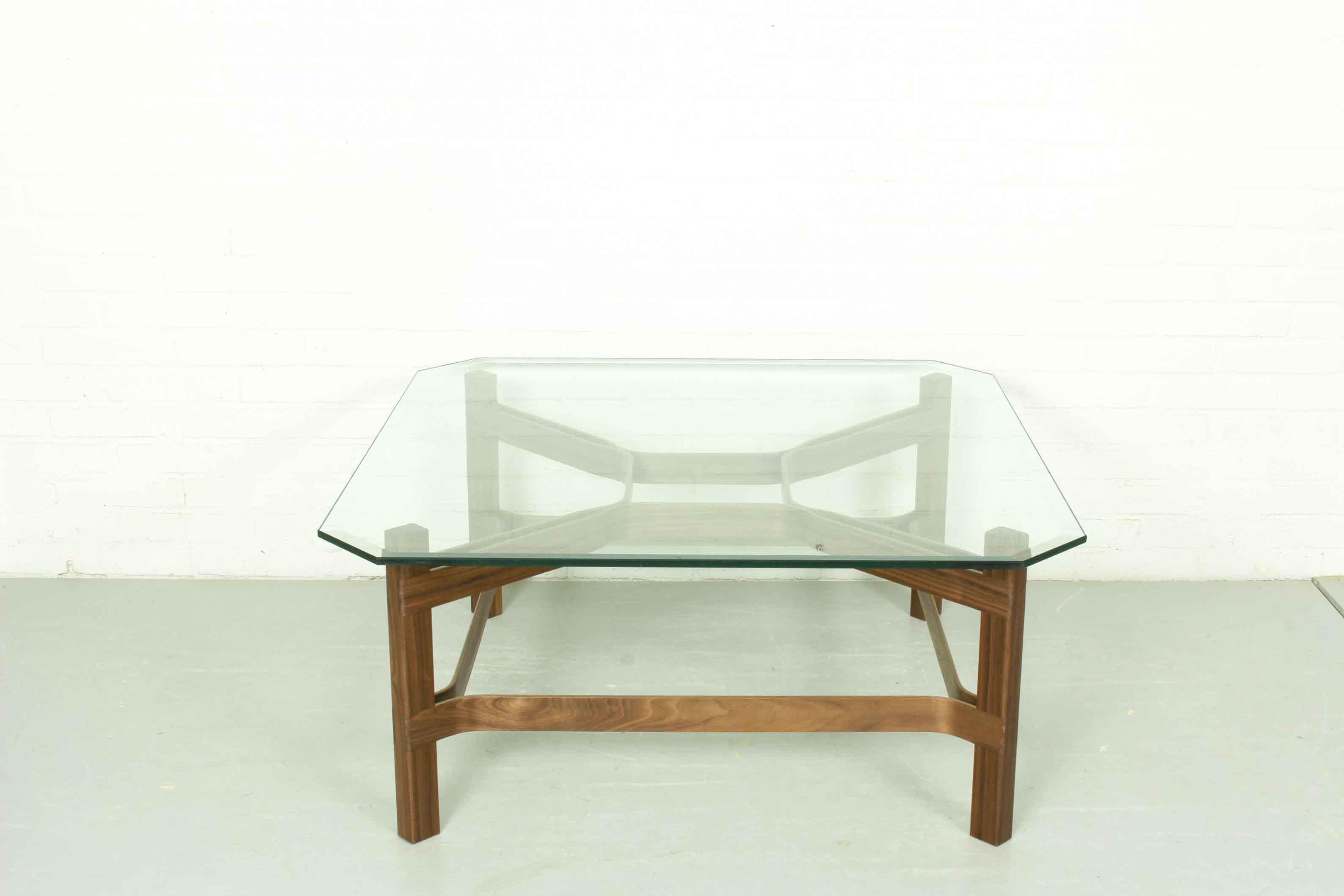 Mid-Century Modern Table basse noire américaine de style mi-siècle avec plateau en verre vintage en vente