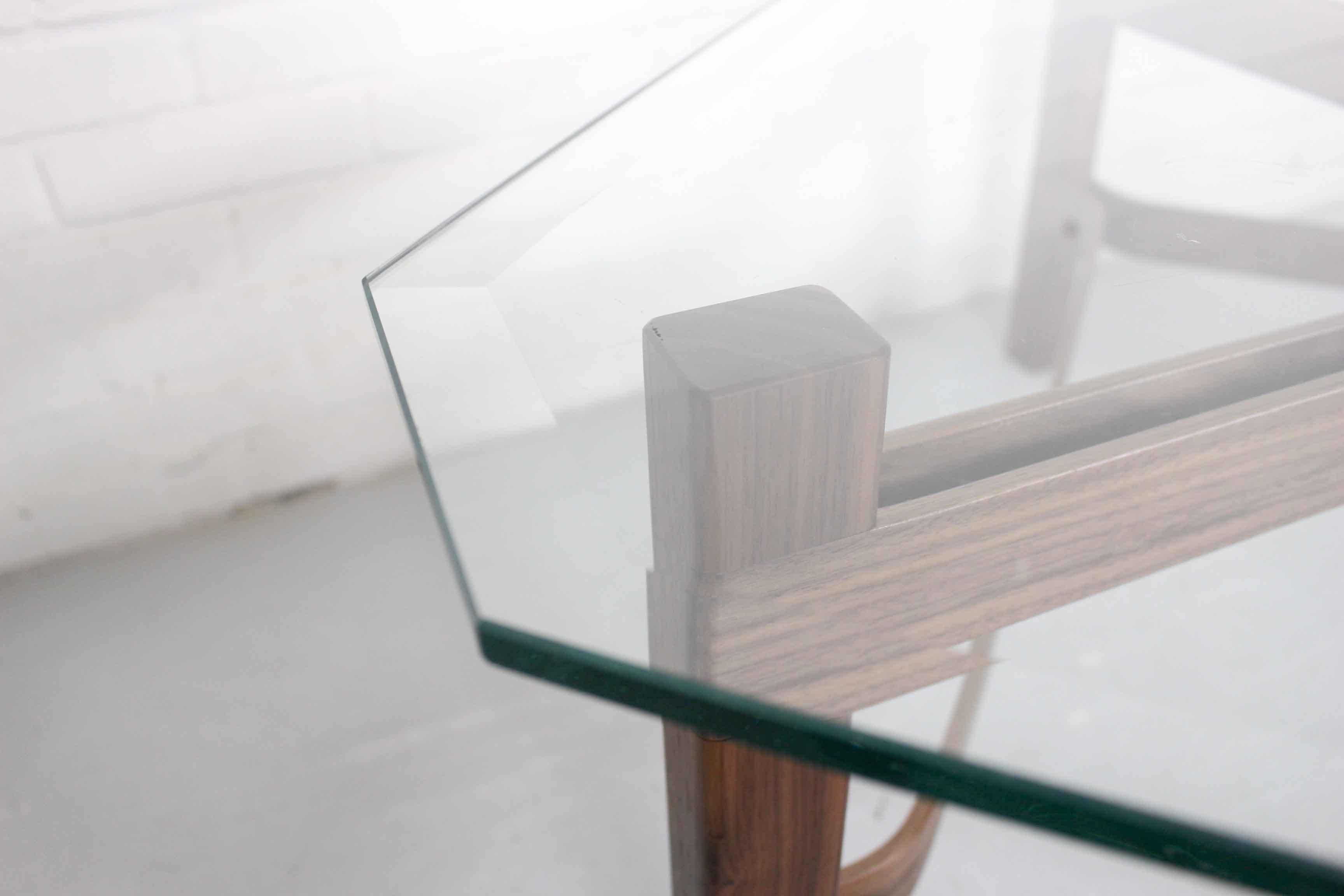 XXIe siècle et contemporain Table basse noire américaine de style mi-siècle avec plateau en verre vintage en vente