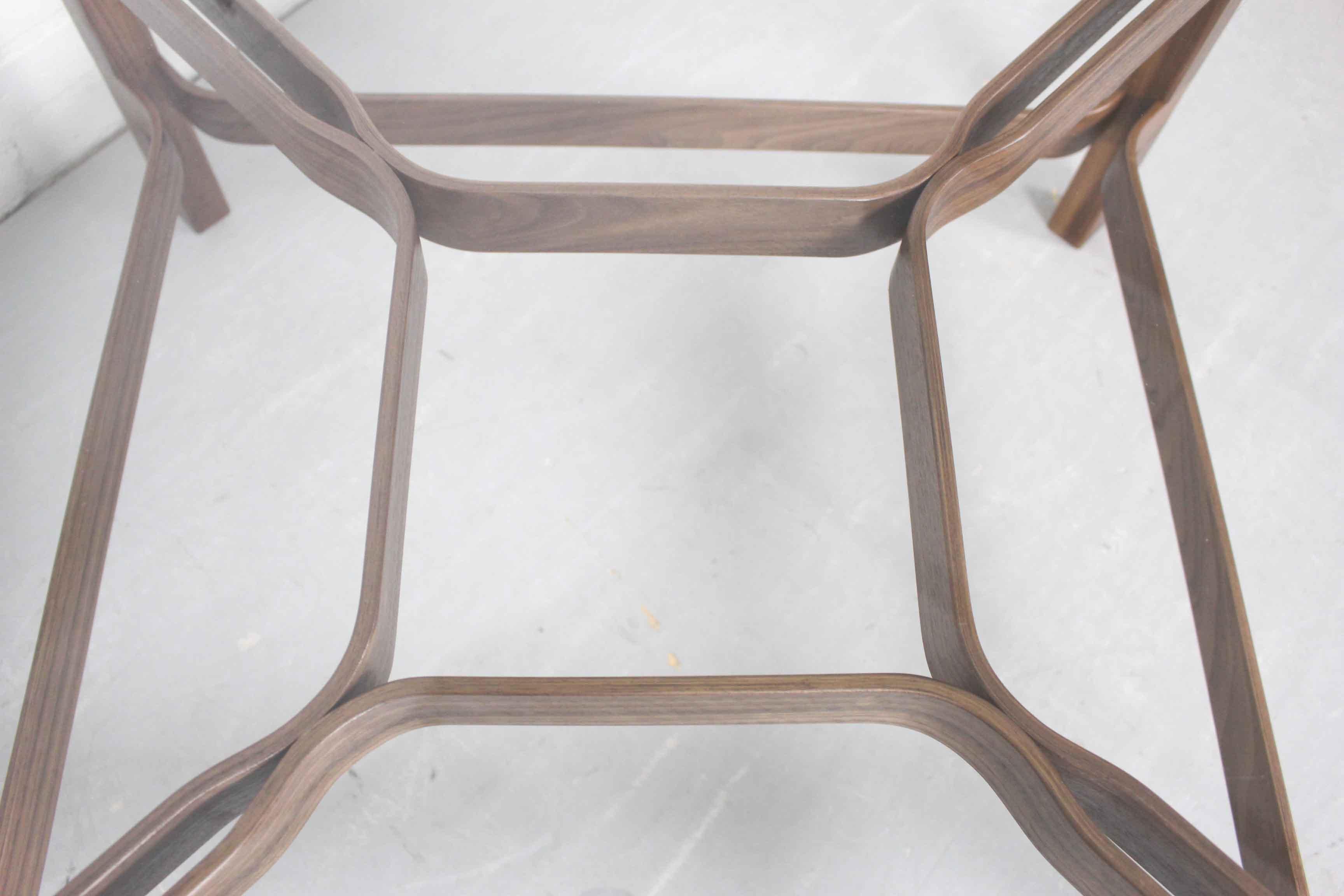 Verre Table basse noire américaine de style mi-siècle avec plateau en verre vintage en vente