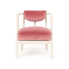 Poltrona in stile Mid-Century con struttura bianca e velluto resistente ai fiori di rosa