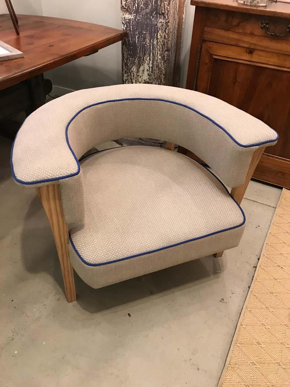 Mid-Century Modern Style Natural Linen with Blue Piping Armchair In New Condition In Middleburg, VA