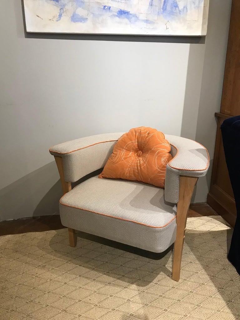 Sessel im modernen Stil der Jahrhundertmitte mit natürlichem Leinen und orangefarbener Paspelierung im Angebot 1