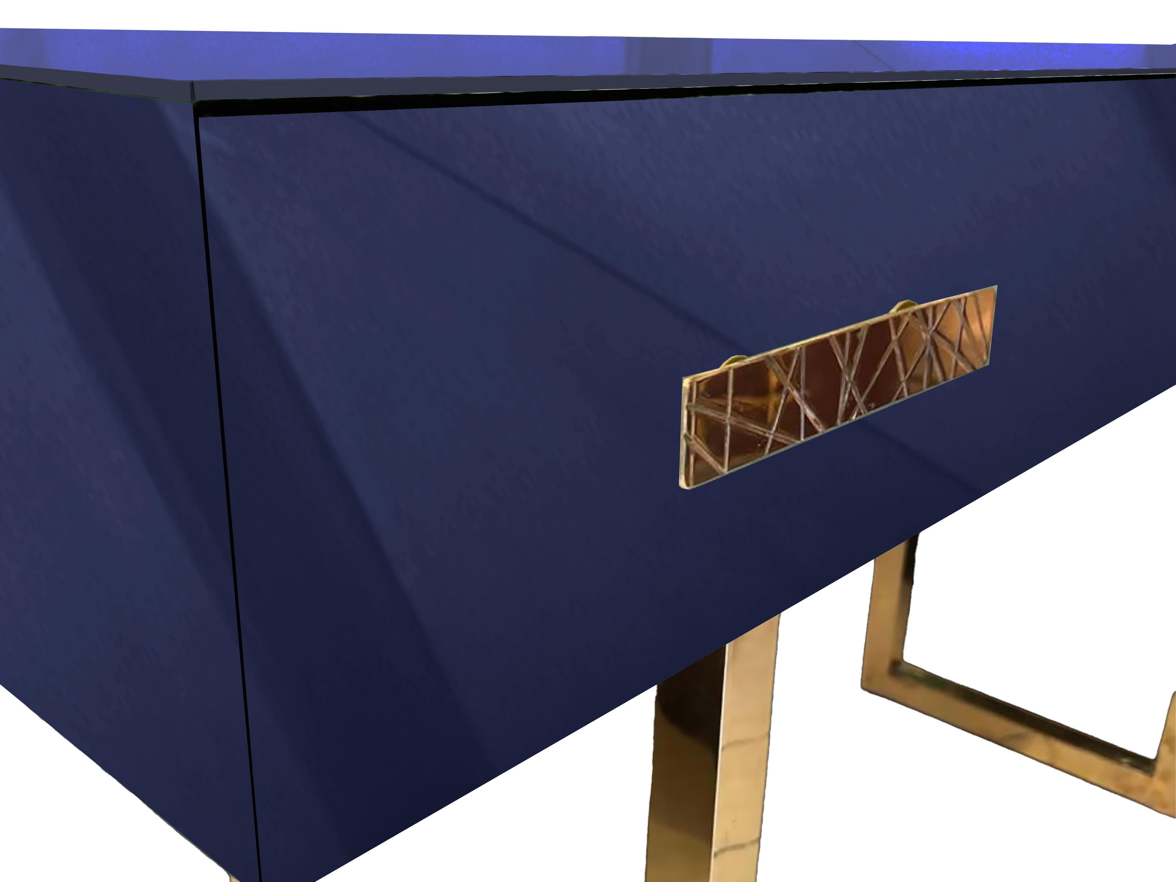 Mid-Century Modern Table console bleue de style milieu de siècle Verre de Murano miroité en laiton, disponible en vente