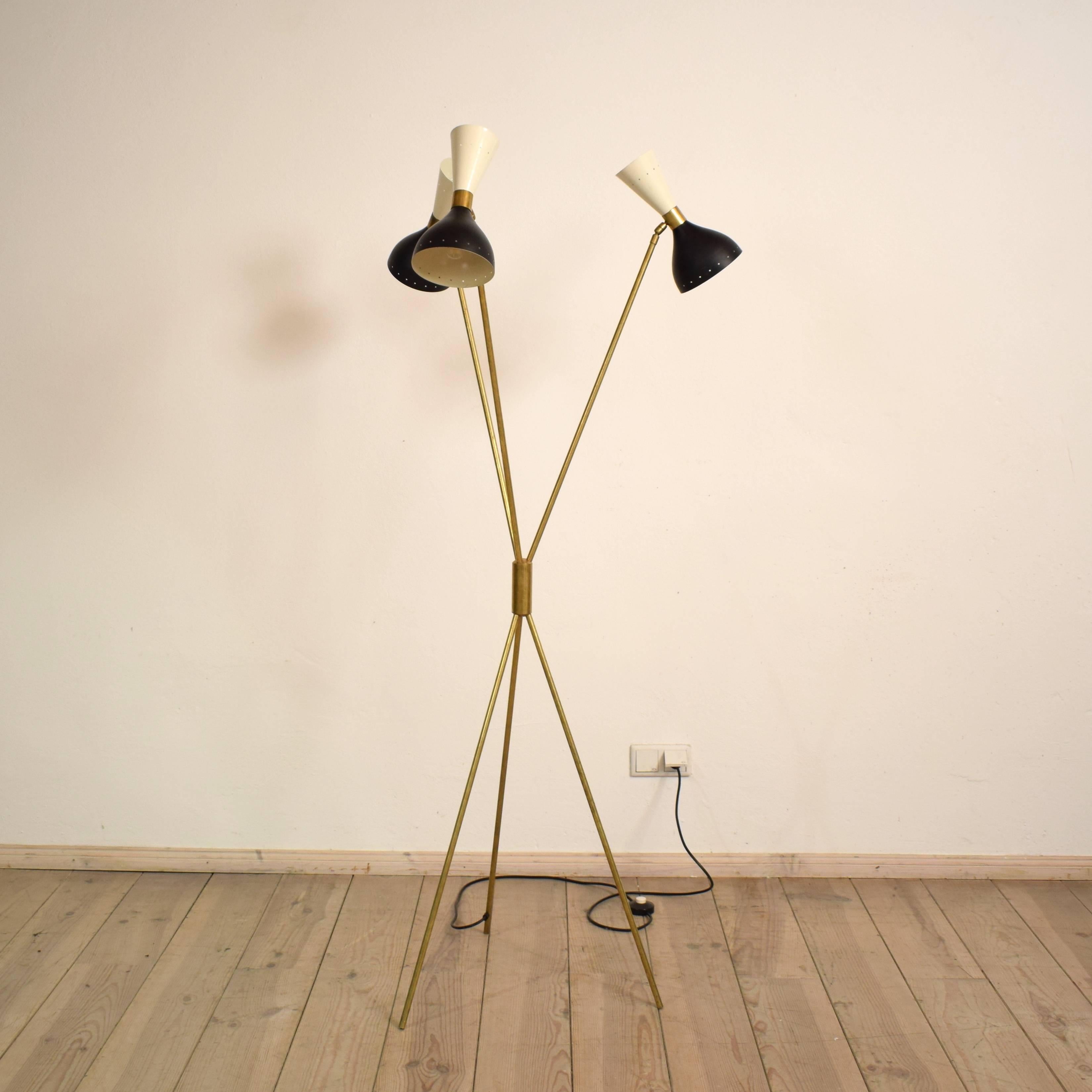 Midcentury Style Brass and Black and White Lacquered Tripod Floor Lamp Stilnovo In New Condition For Sale In Berlin, DE