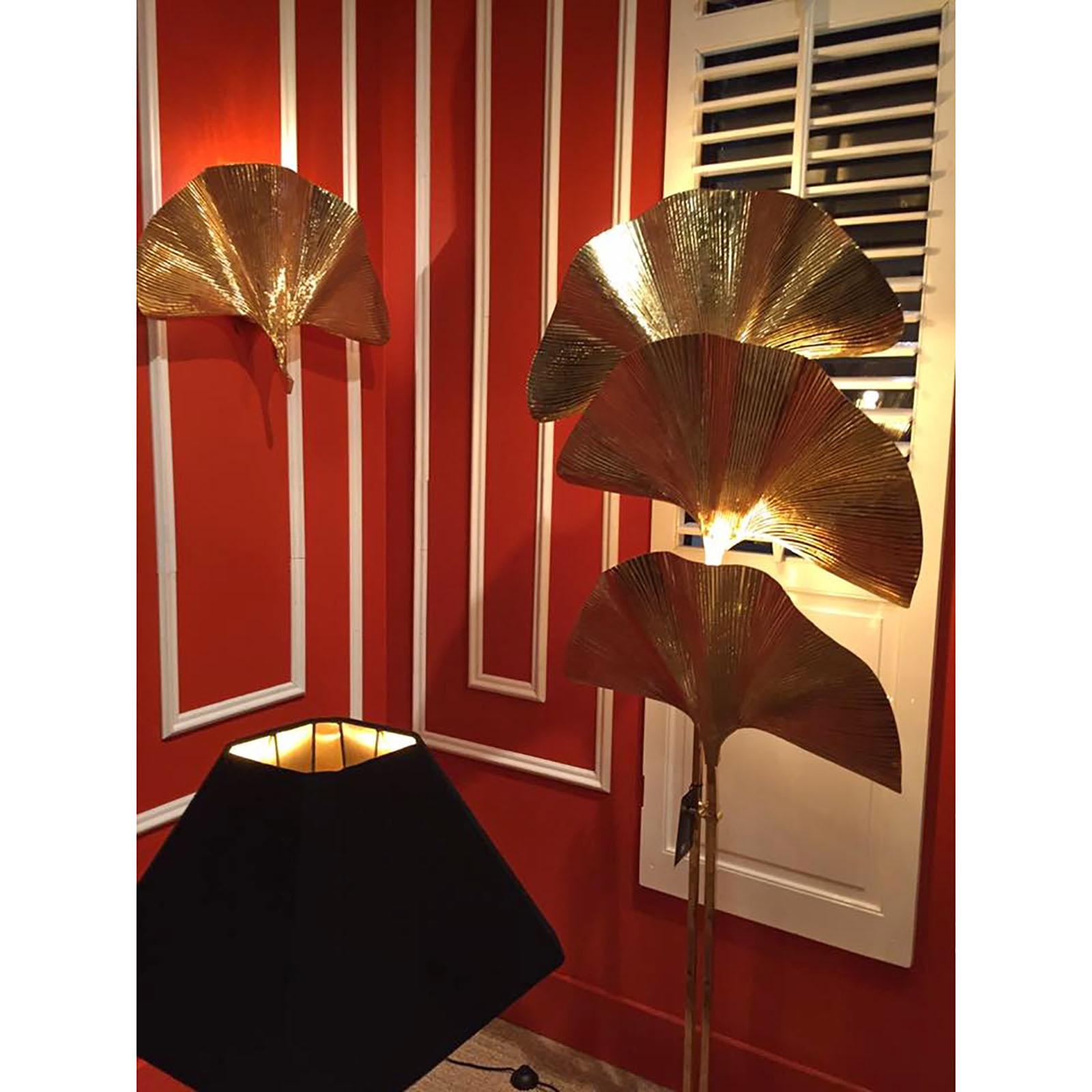 Stunning floor lamp after the design of Tommaso Barbi. Three large brass ginkgo leaves, each leaf conceals a light source. In excellent condition.
Dimensions:
Height: circa 200 cm, width: 68 cm, depth: 30 cm.