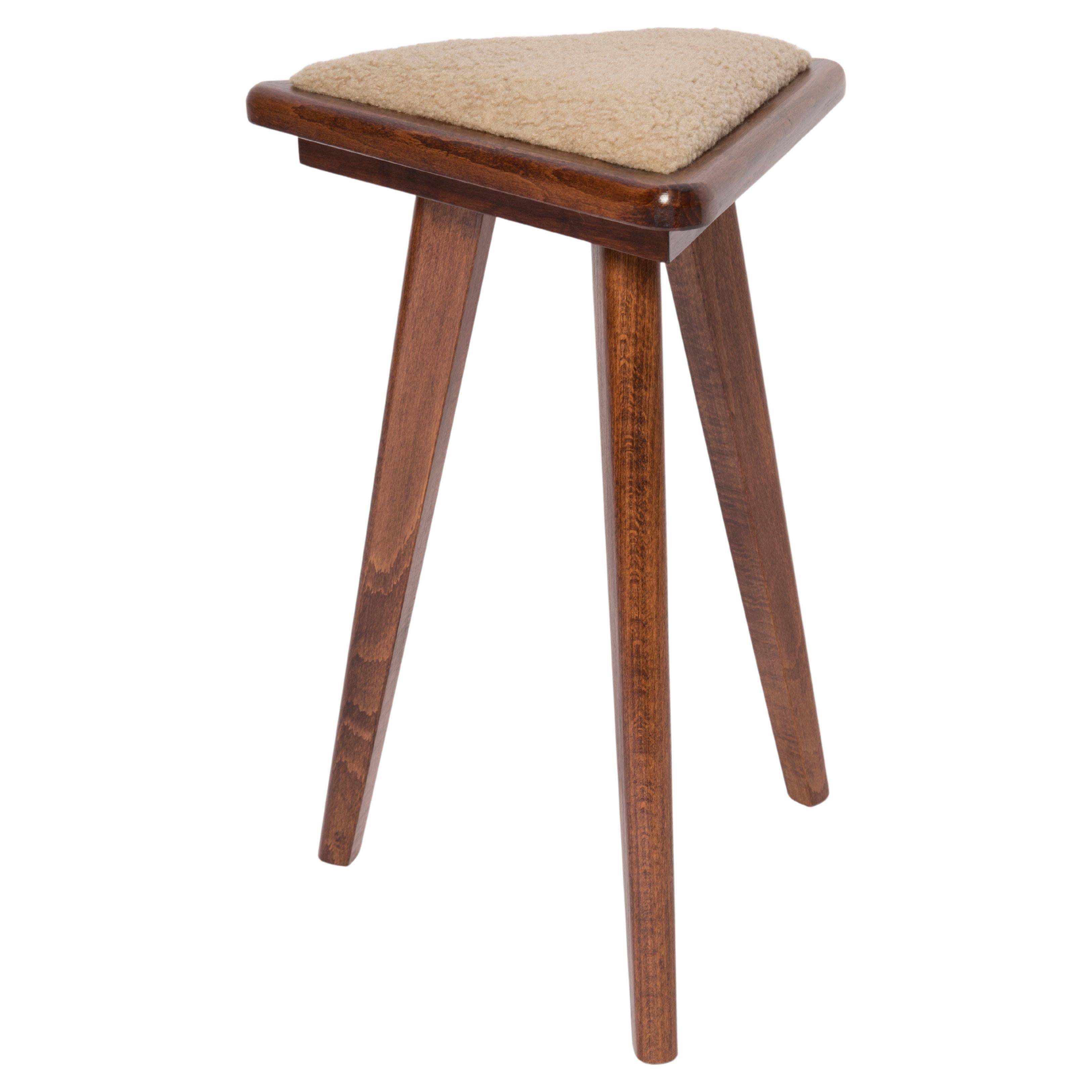 Tabouret triangulaire en bouclette de camel de style mi-siècle, Vintola Studio, Europe