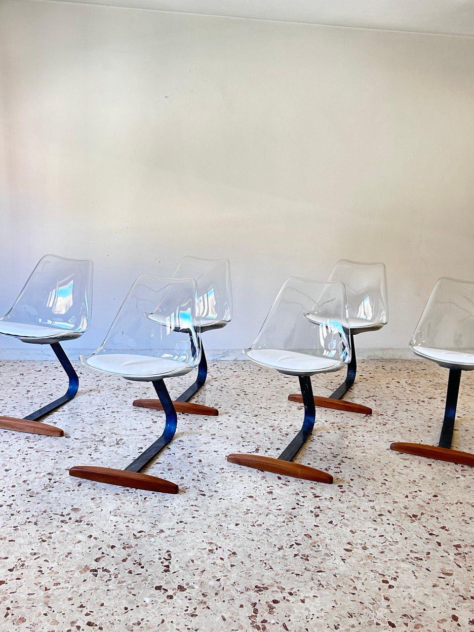 Splendido set di 6 sedie con scocca in metacrilato trasparente tessuto in pelle sintetica bianco, struttura composta da un singolo piatto di ferro nudo che sorregge perfettamente il peso con inserto orizzontale di legno massello. 

Grande stabilità 