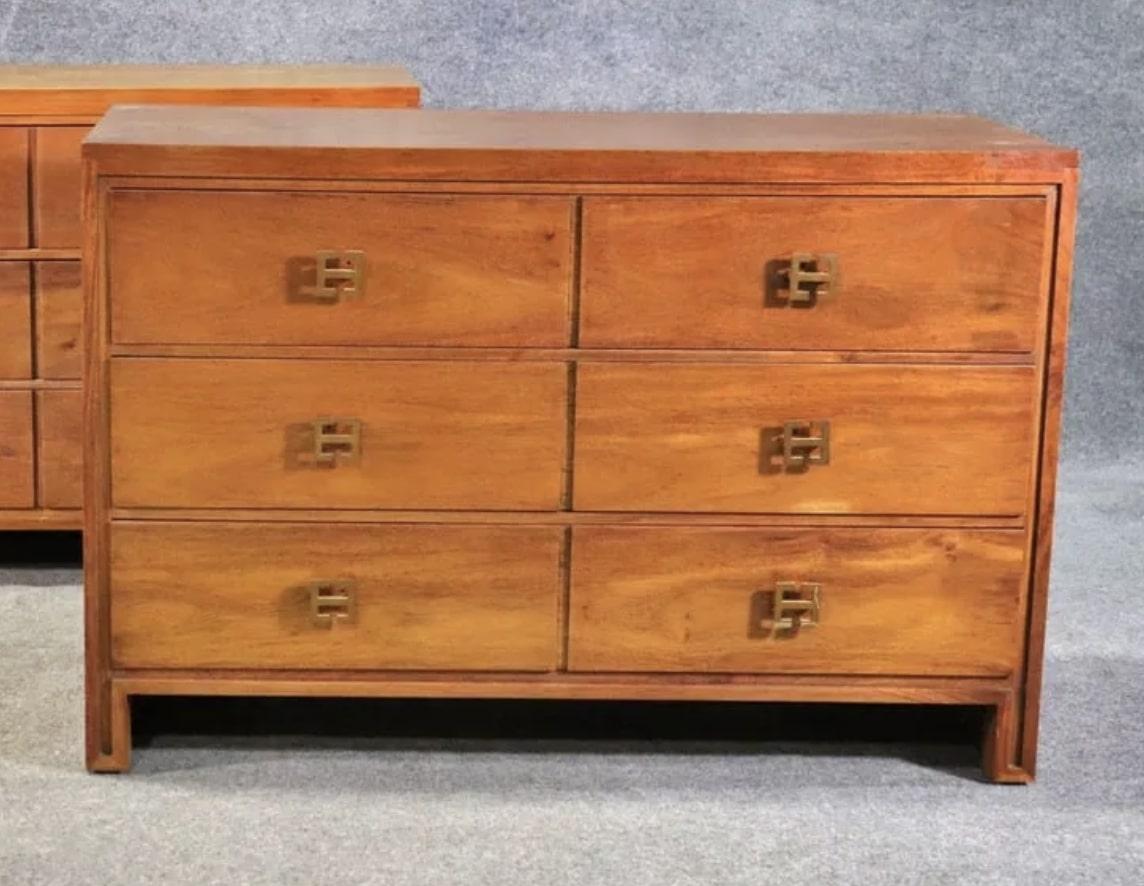 Comò singolo con tre ampi cassetti nello stile del designer di metà secolo Paul Frankl. Struttura in legno massiccio con ferramenta in ottone.
* Sono disponibili 2 cassapanche - l'inserzione si riferisce a 1 *
Si prega di confermare la posizione NY