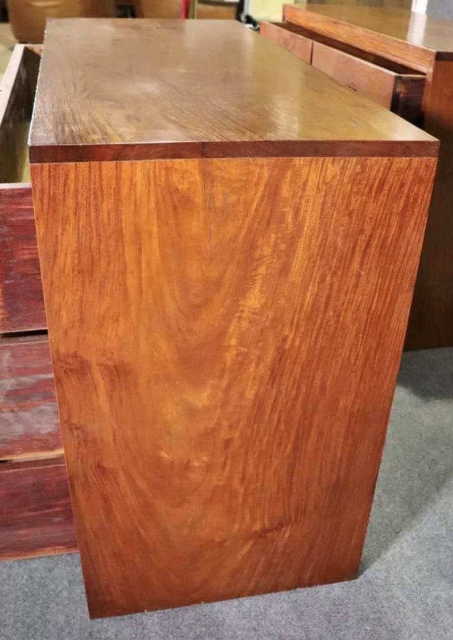 Ottone Cassettiera in stile MId-Century in vendita